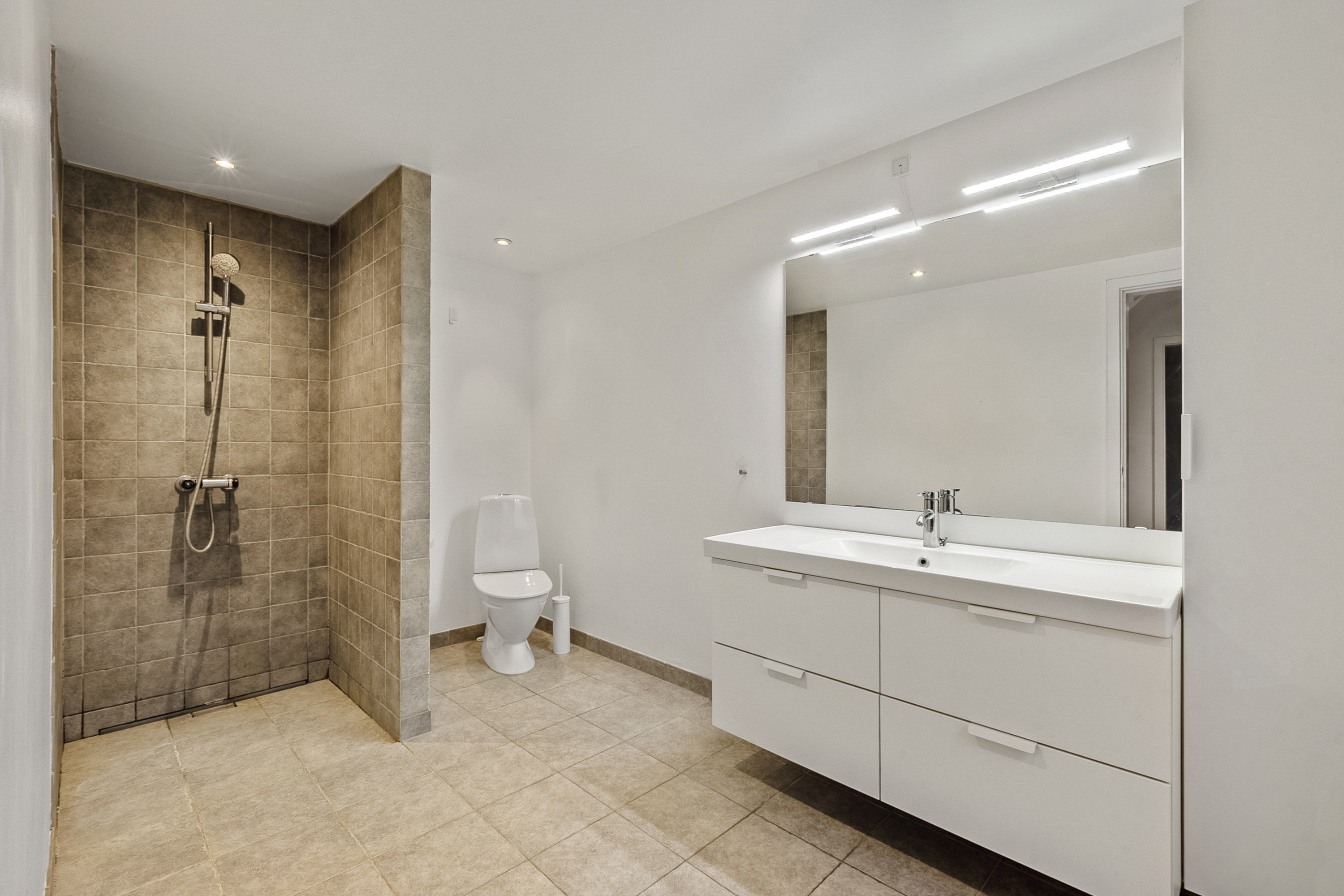 Fremhævet badeværelse billede i fuldskærmstilstand. Billede af Edvard Weies Vænge 43, 5220 Odense SØ