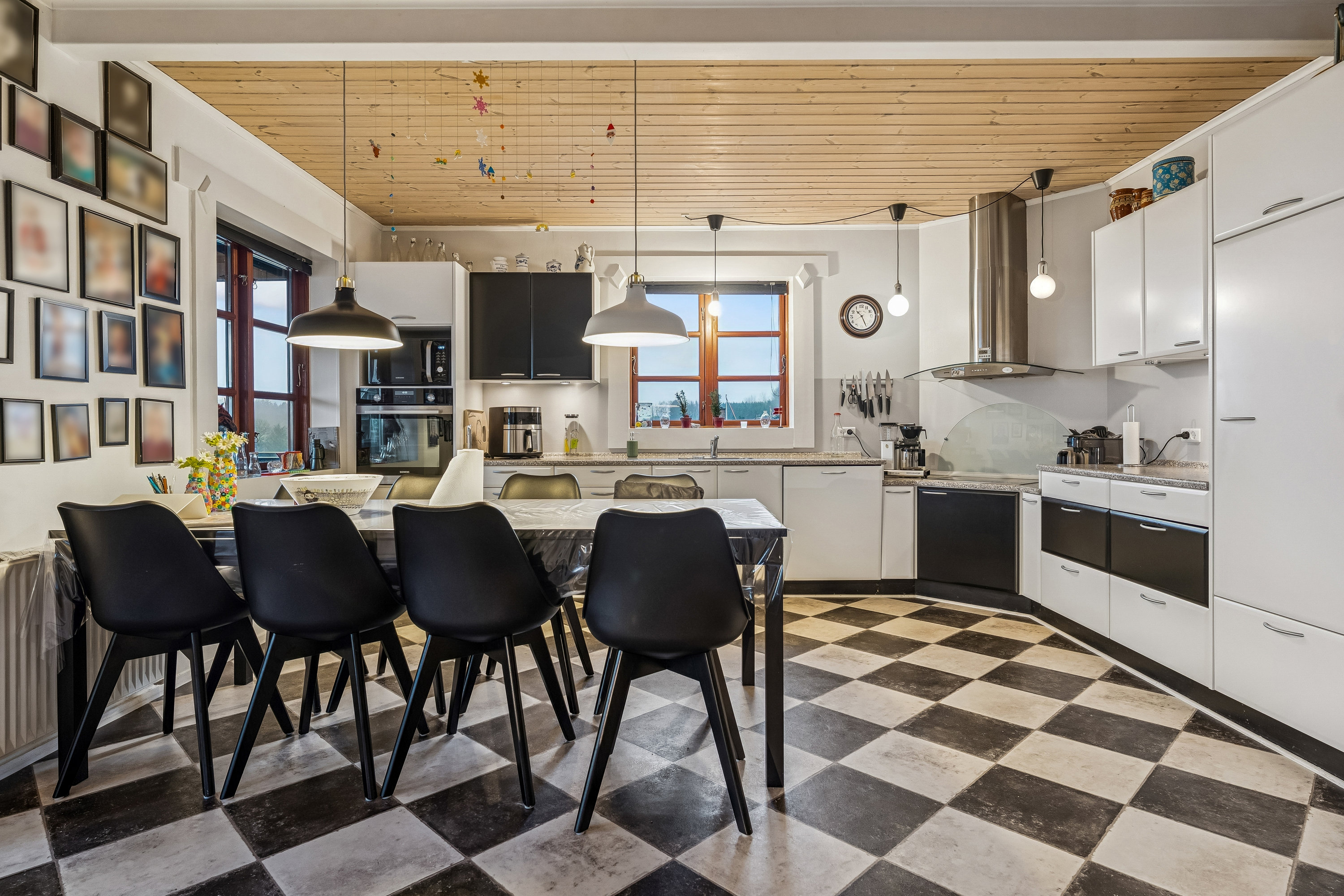 Fremhævet spisestue billede i fuldskærmstilstand. Billede af Amstrup Bakker 32, 8860 Ulstrup