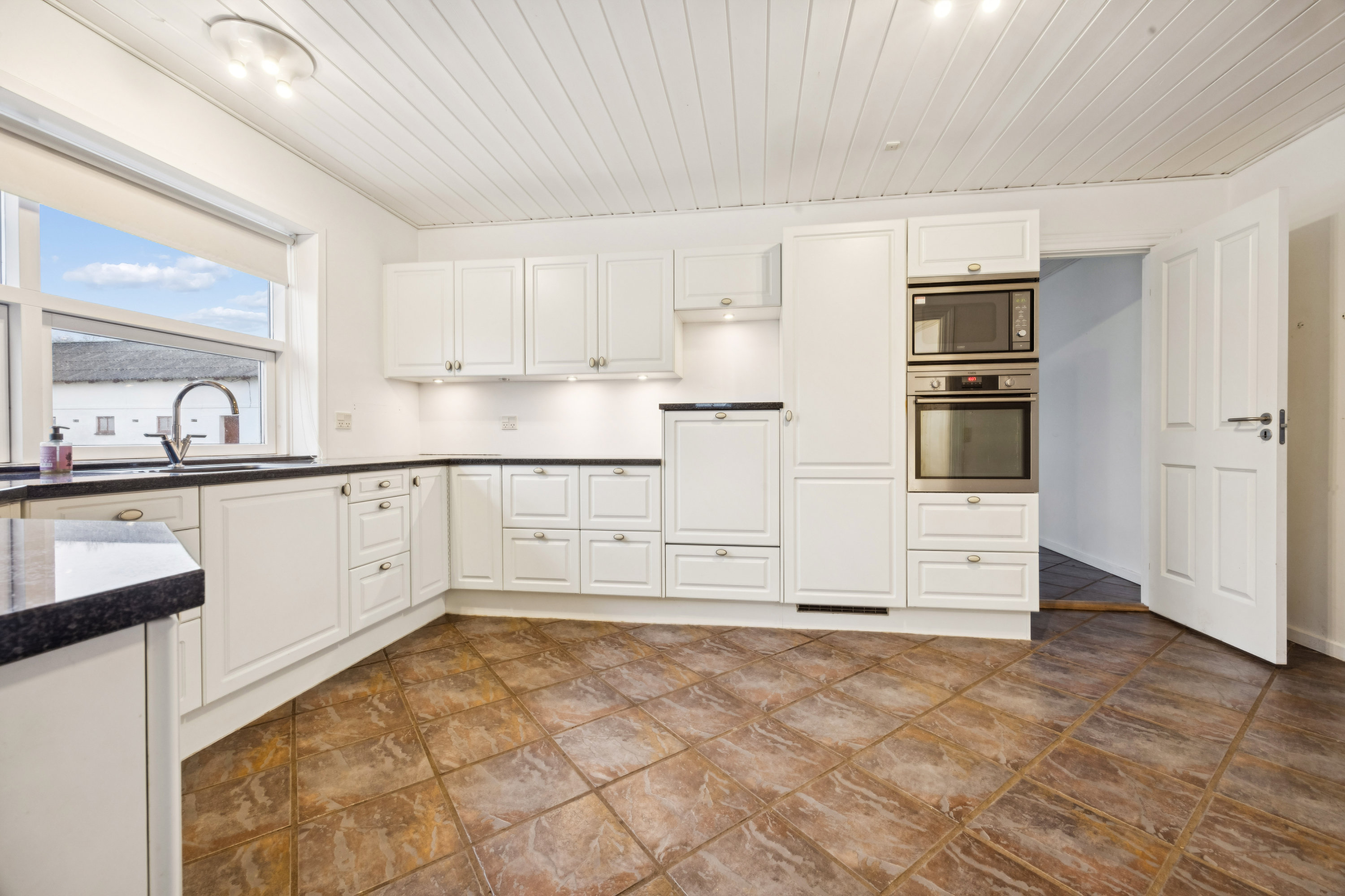 Fremhævet køkken billede i fuldskærmstilstand. Billede af Melholtvej 63, Ulsted, 9370 Hals