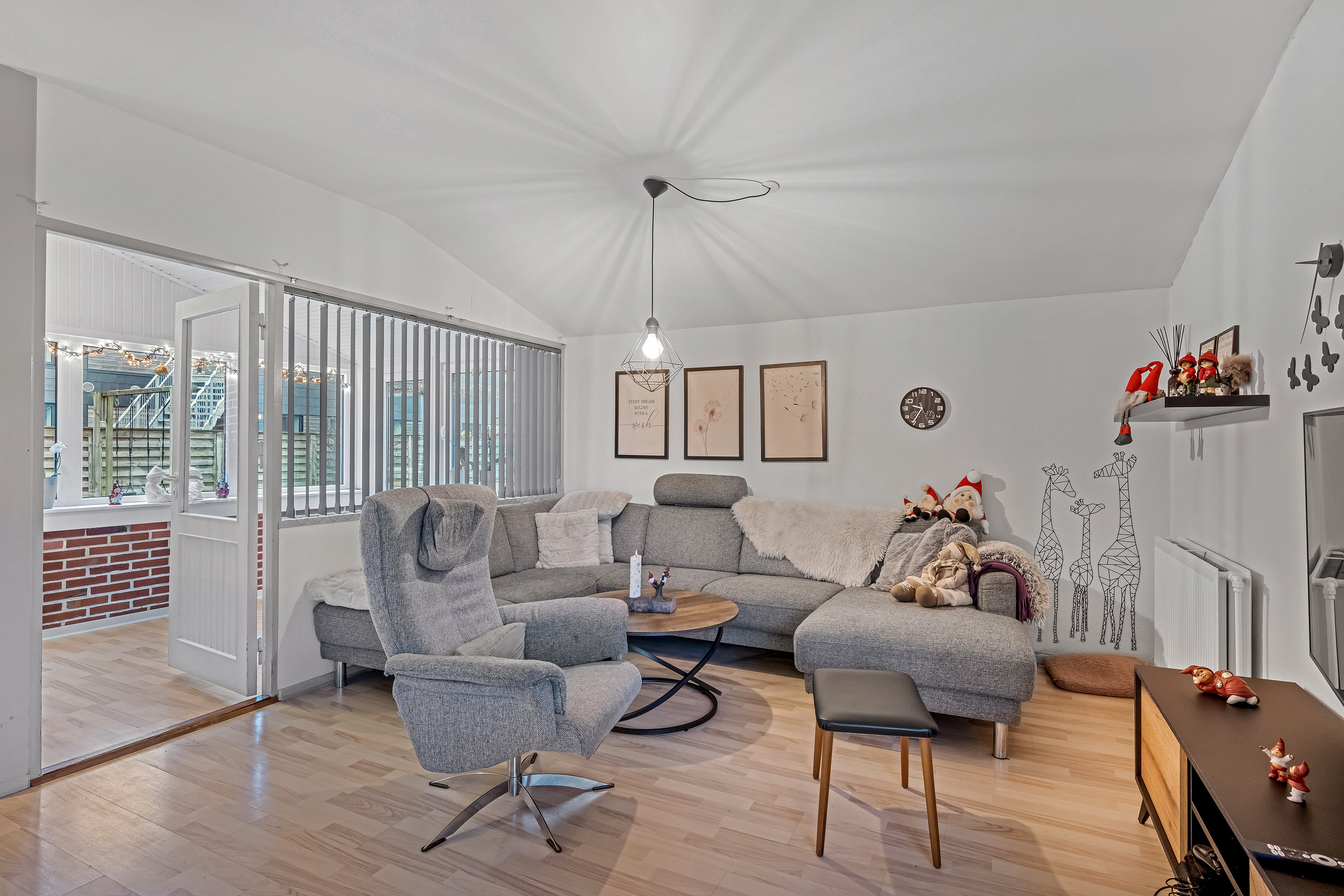 Fremhævet stue billede i fuldskærmstilstand. Billede af Baunbækvej 3, 6880 Tarm