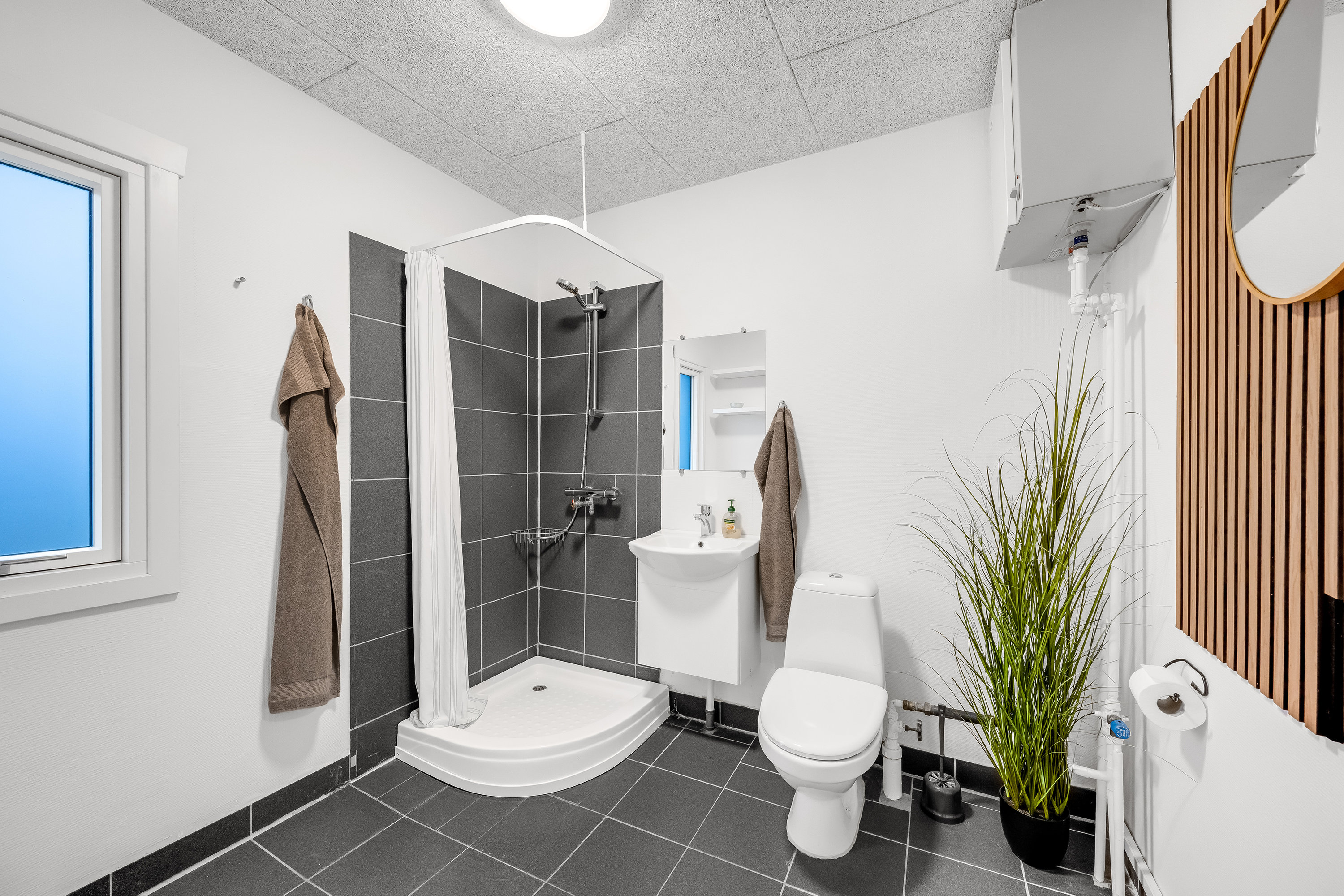 Fremhævet badeværelse billede i fuldskærmstilstand. Billede af Egernvej 39, 6893 Hemmet