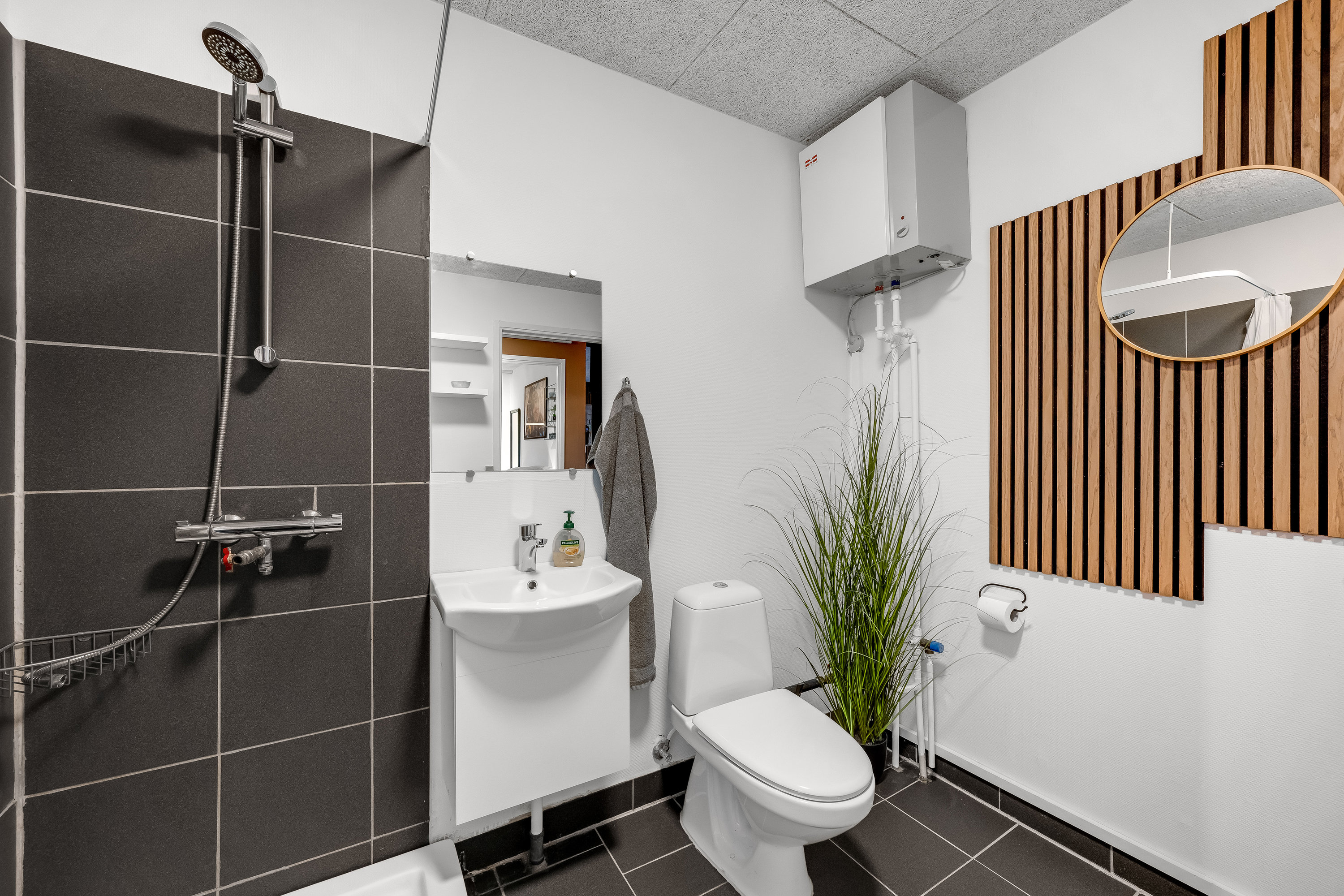 Fremhævet badeværelse billede i fuldskærmstilstand. Billede af Egernvej 39, 6893 Hemmet