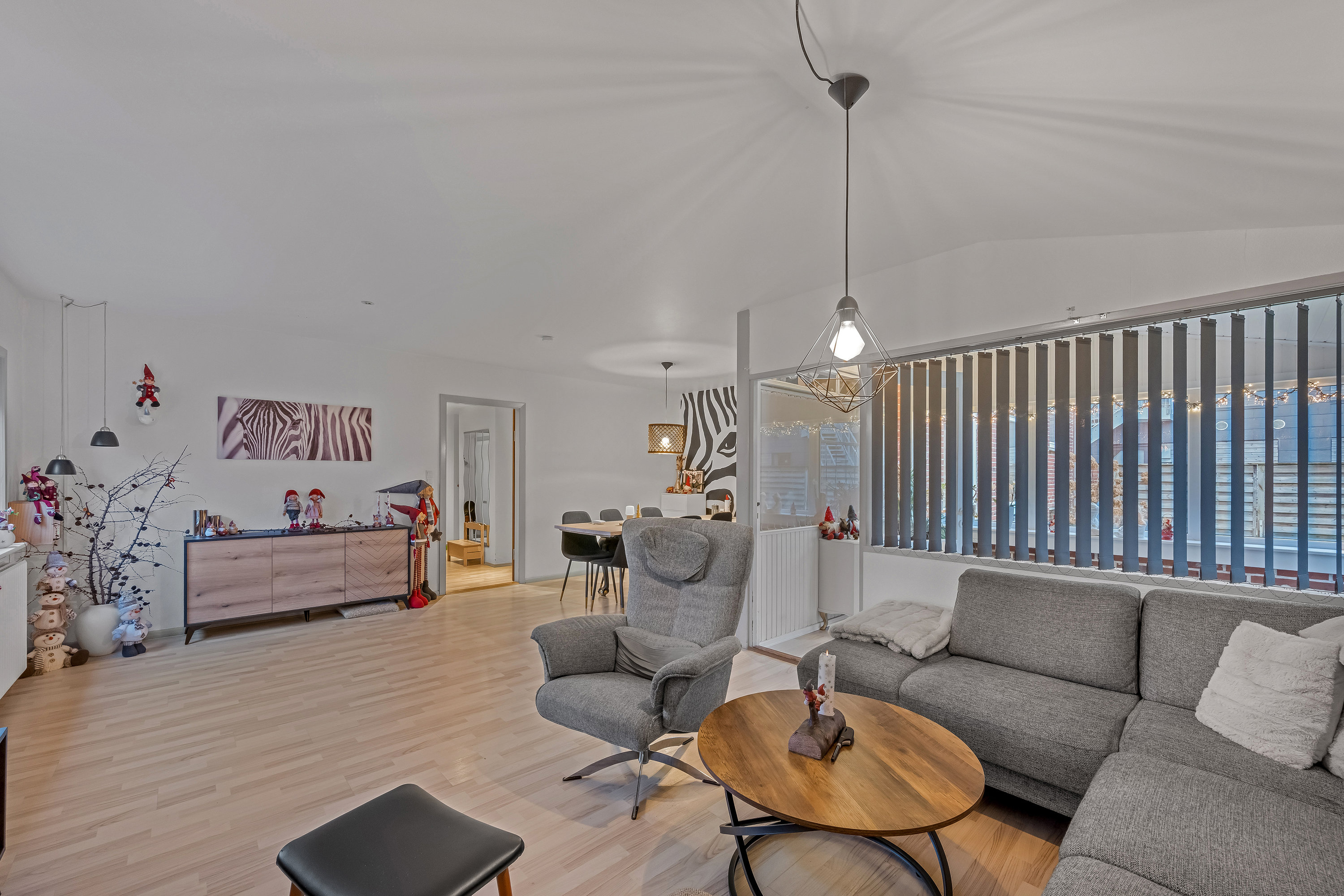 Fremhævet stue billede i fuldskærmstilstand. Billede af Baunbækvej 3, 6880 Tarm