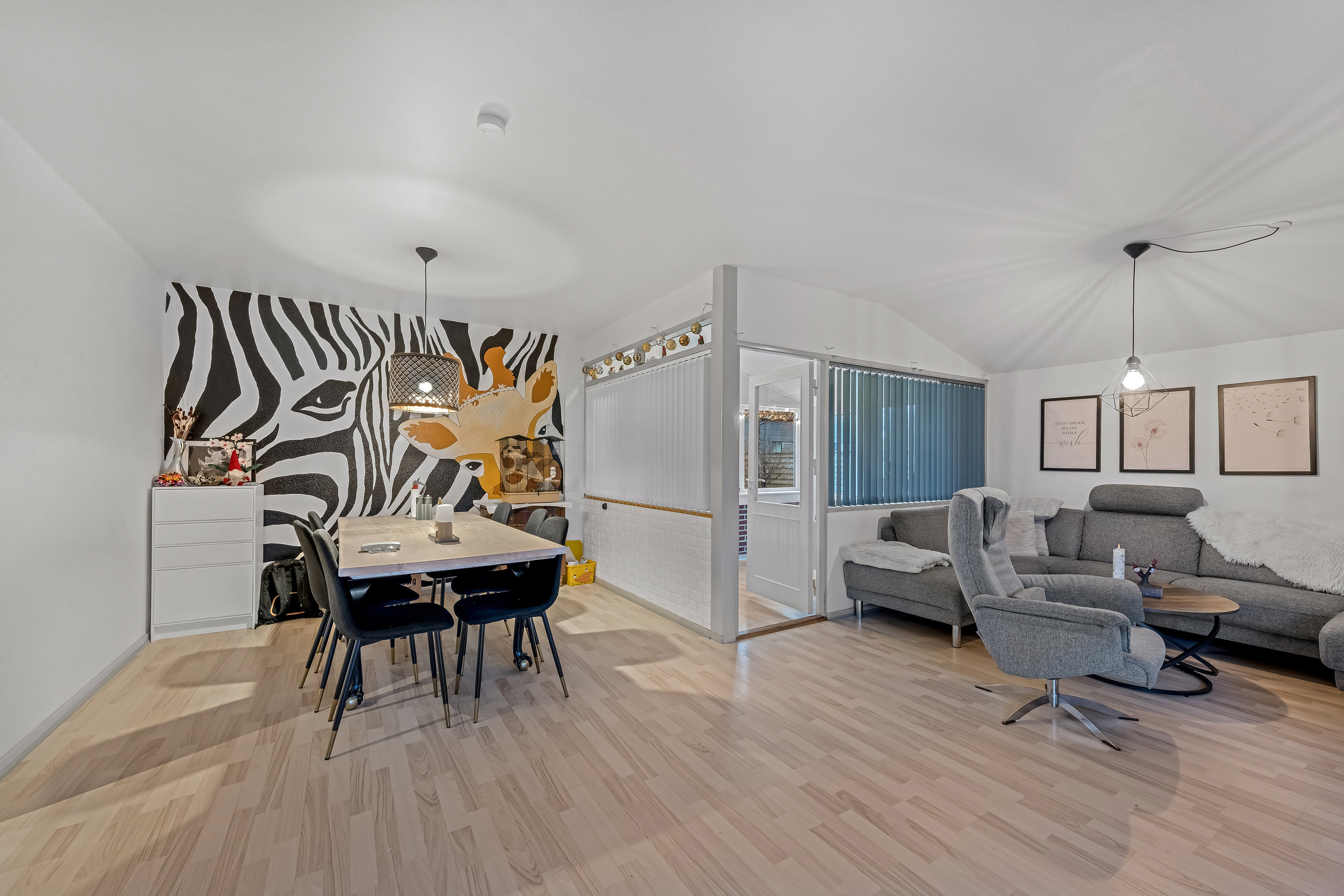 Fremhævet stue billede i fuldskærmstilstand. Billede af Baunbækvej 3, 6880 Tarm