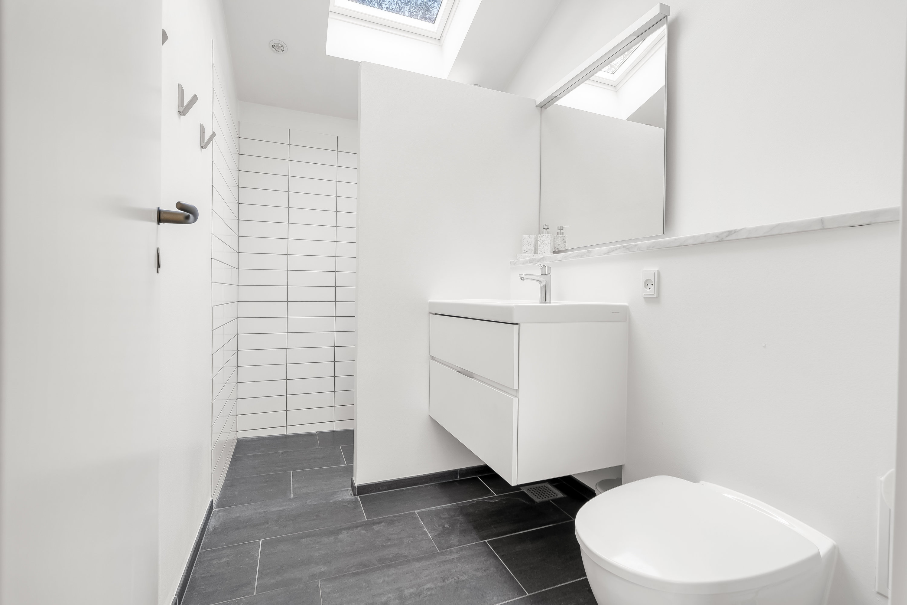 Fremhævet badeværelse billede i fuldskærmstilstand. Billede af Skovhegnet 4, 3400 Hillerød