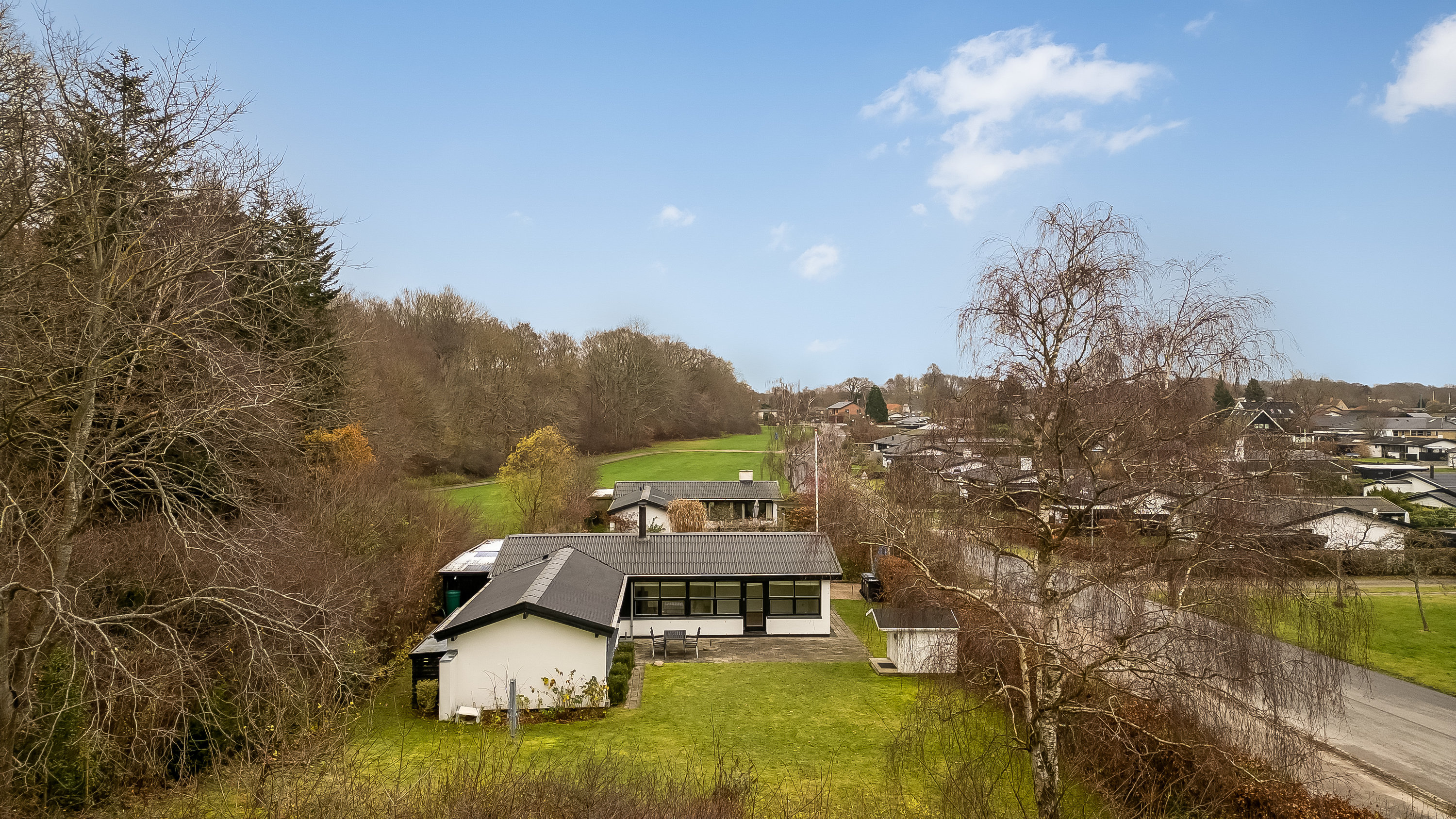 Fremhævet facade billede i fuldskærmstilstand. Billede af Skovhegnet 4, 3400 Hillerød