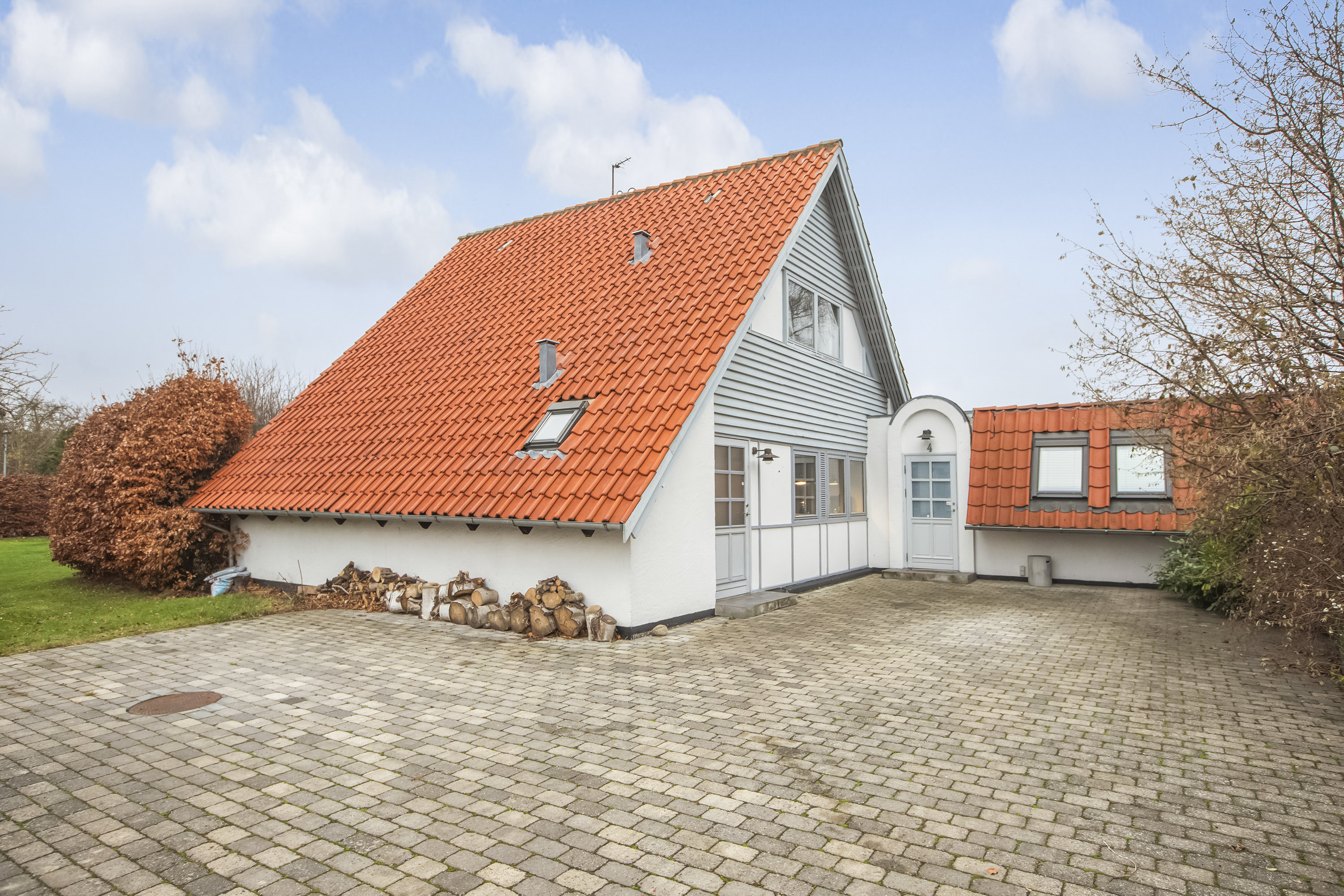 Miniaturebillede 1: set fra vejen. Billede af Hårbyvej 4, 2740 Skovlunde