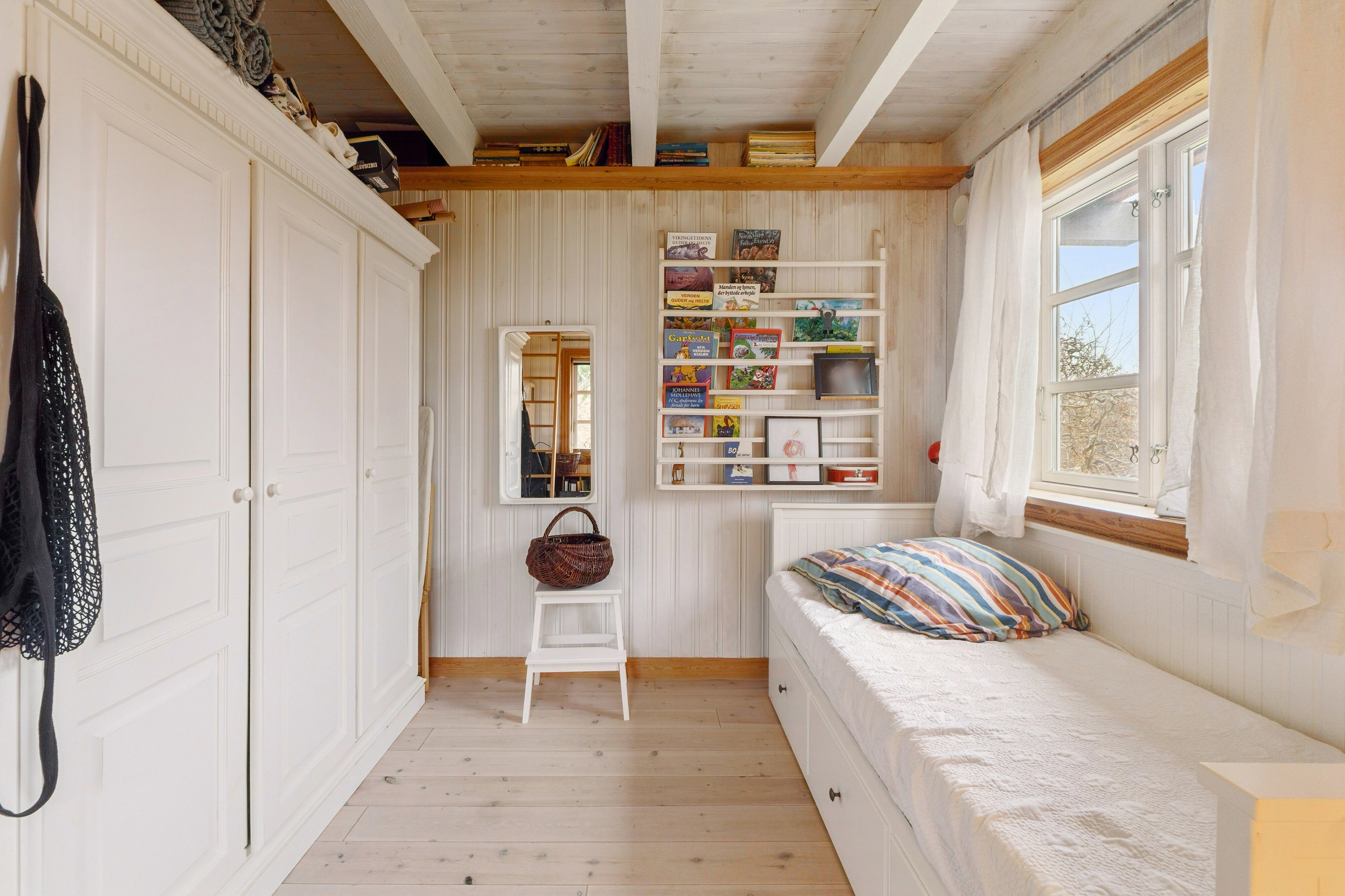 Fremhævet soveværelse billede i fuldskærmstilstand. Billede af Elmevej 3, 3250 Gilleleje