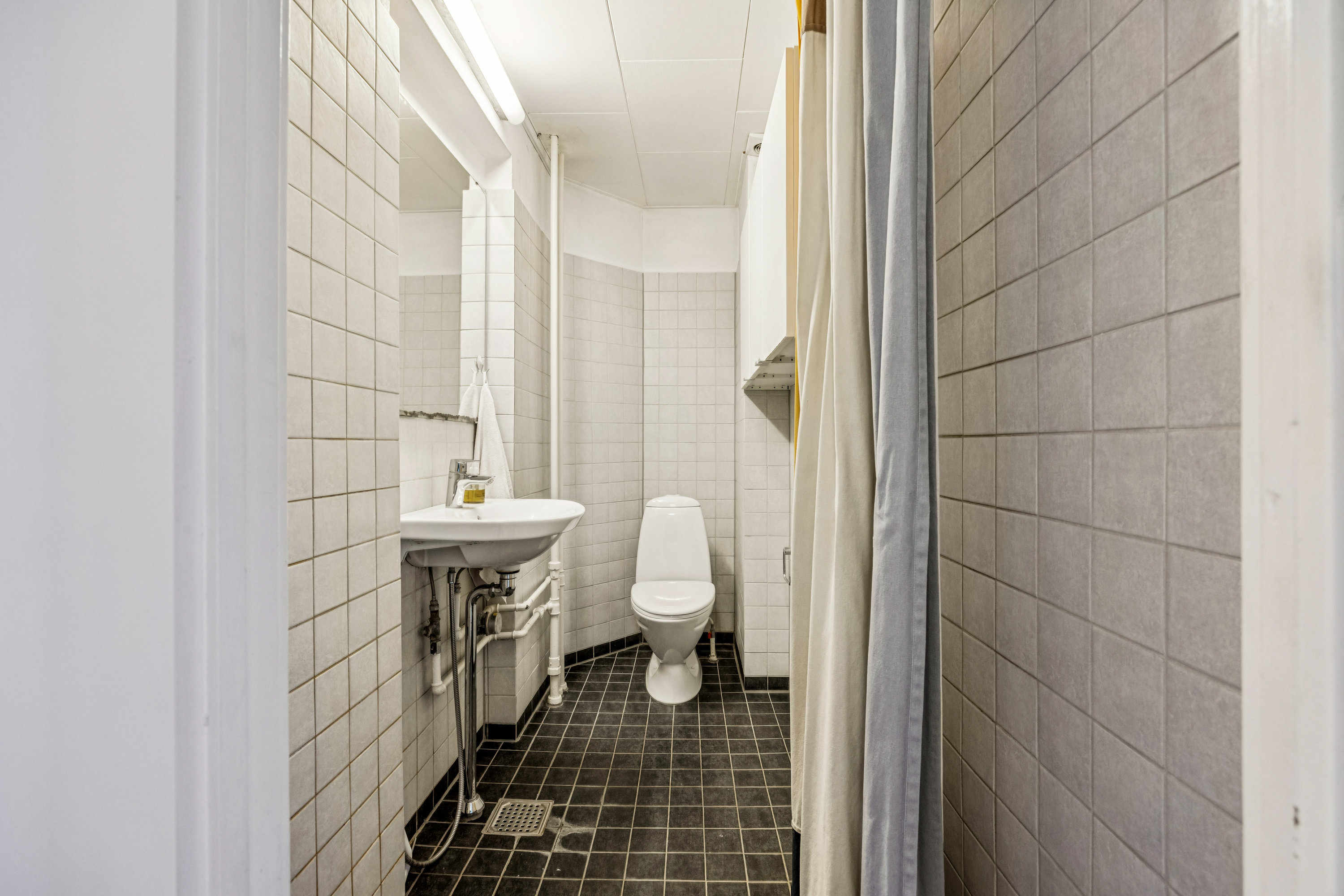 Fremhævet badeværelse billede i fuldskærmstilstand. Billede af Godthåbsvej 62D, 2. tv., 2000 Frederiksberg