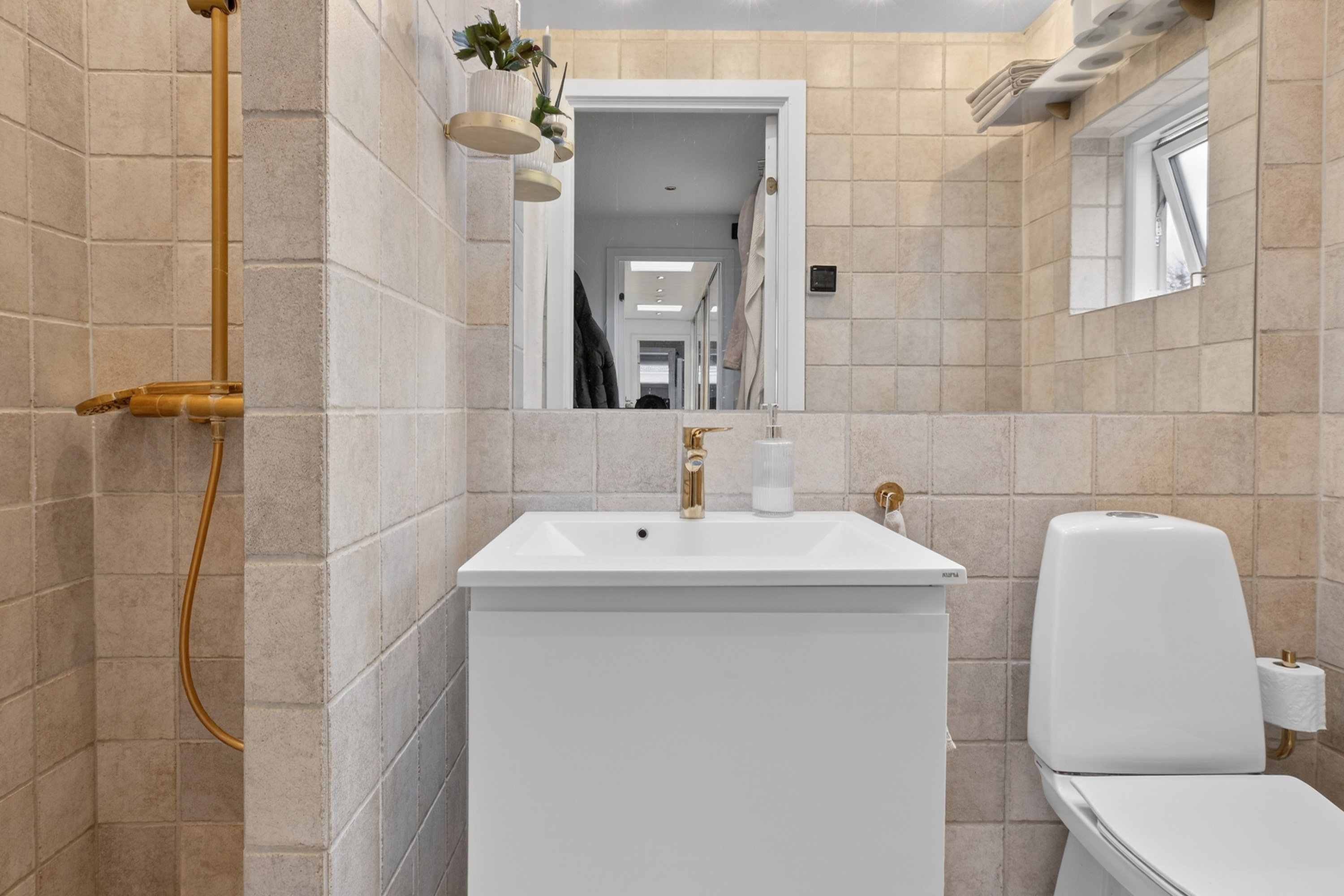 Fremhævet bad billede i fuldskærmstilstand. Billede af Rørkær 31, Smørumnedre, 2765 Smørum