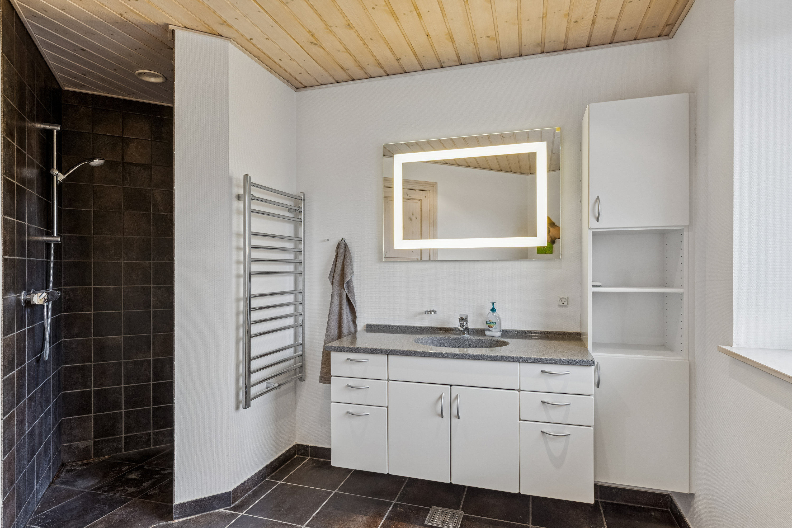 Fremhævet badeværelse billede i fuldskærmstilstand. Billede af Tingholm 32, Guderup, 6430 Nordborg