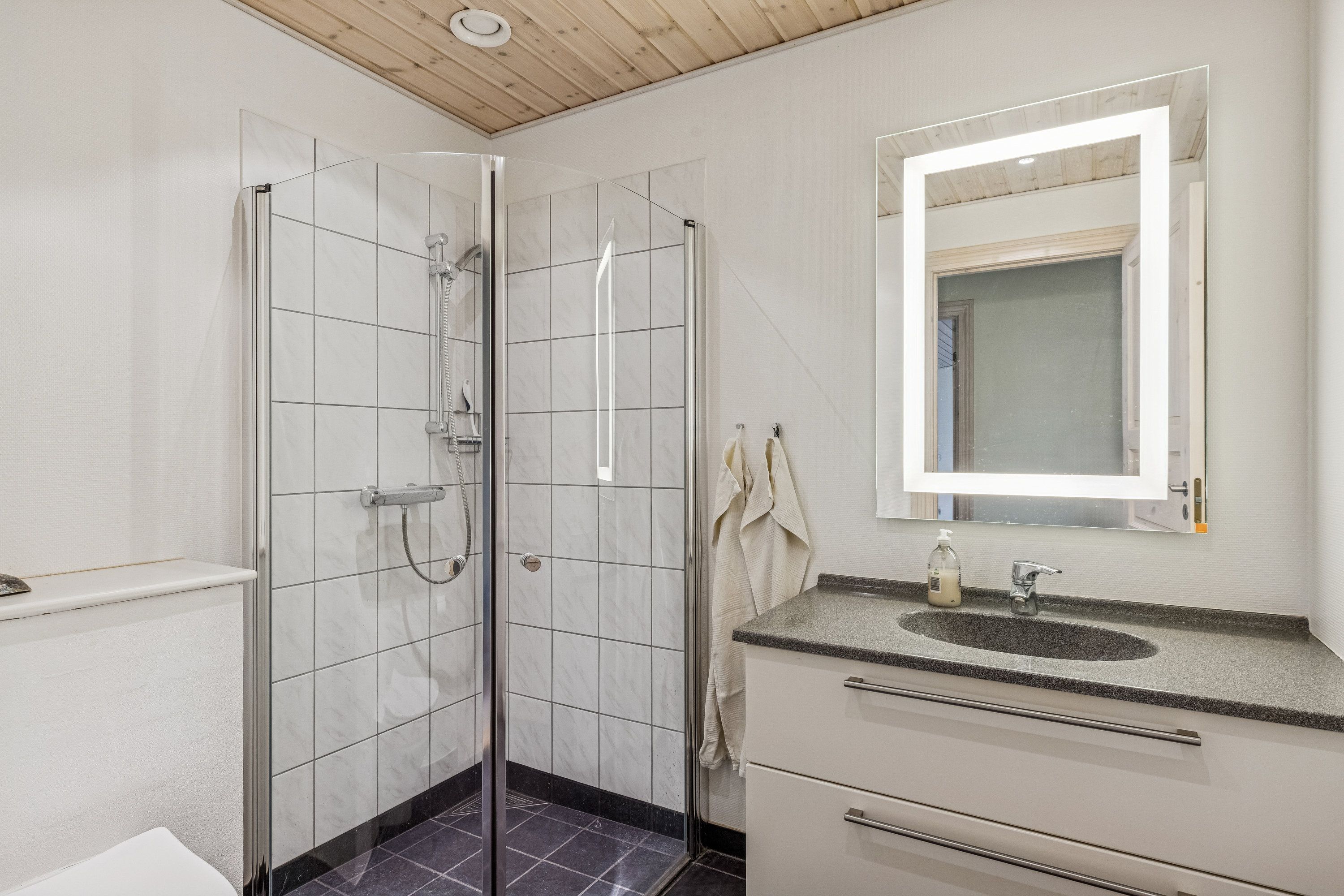 Fremhævet badeværelse billede i fuldskærmstilstand. Billede af Tingholm 32, Guderup, 6430 Nordborg