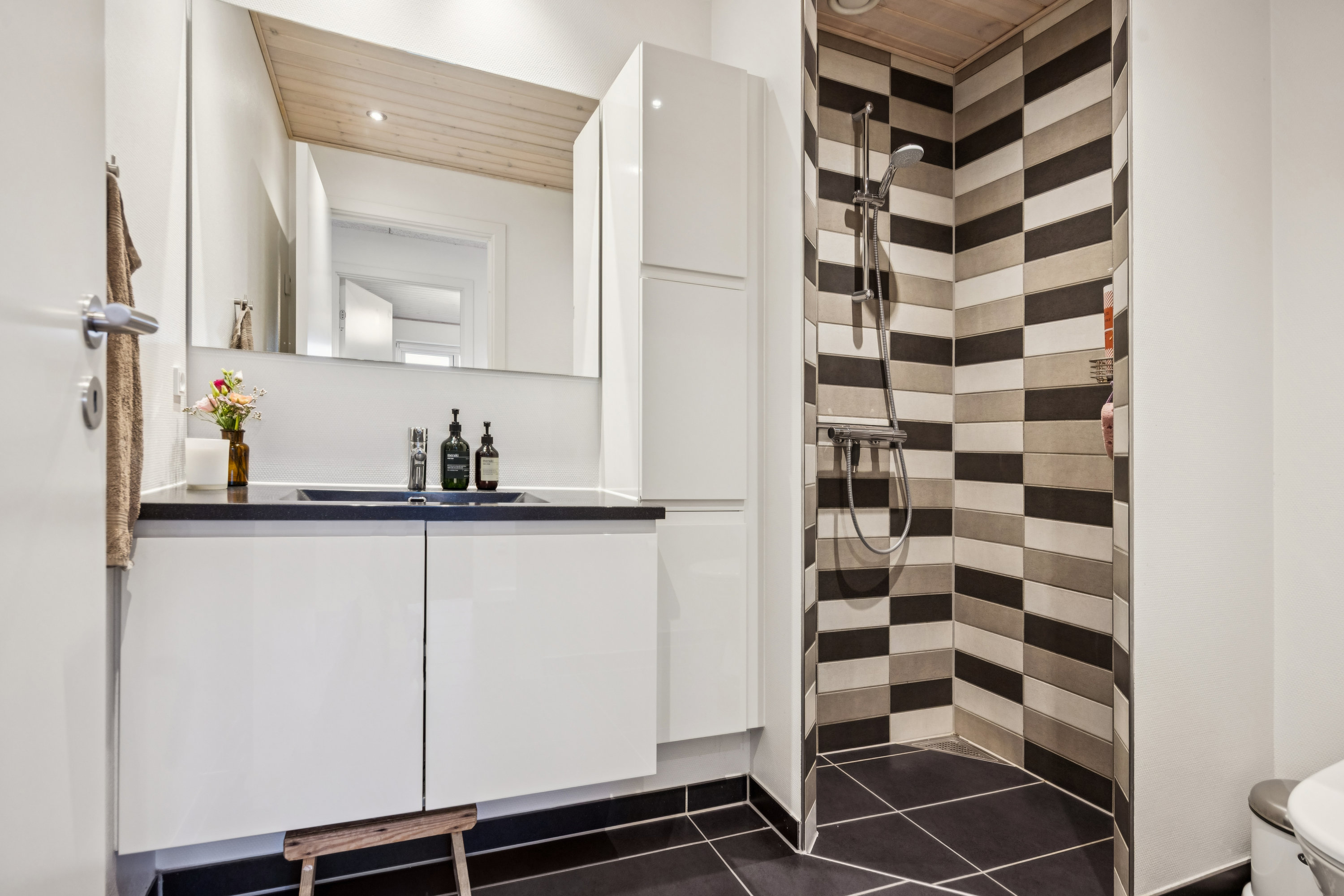 Fremhævet badeværelse billede i fuldskærmstilstand. Billede af Skovparken 1, 9440 Aabybro