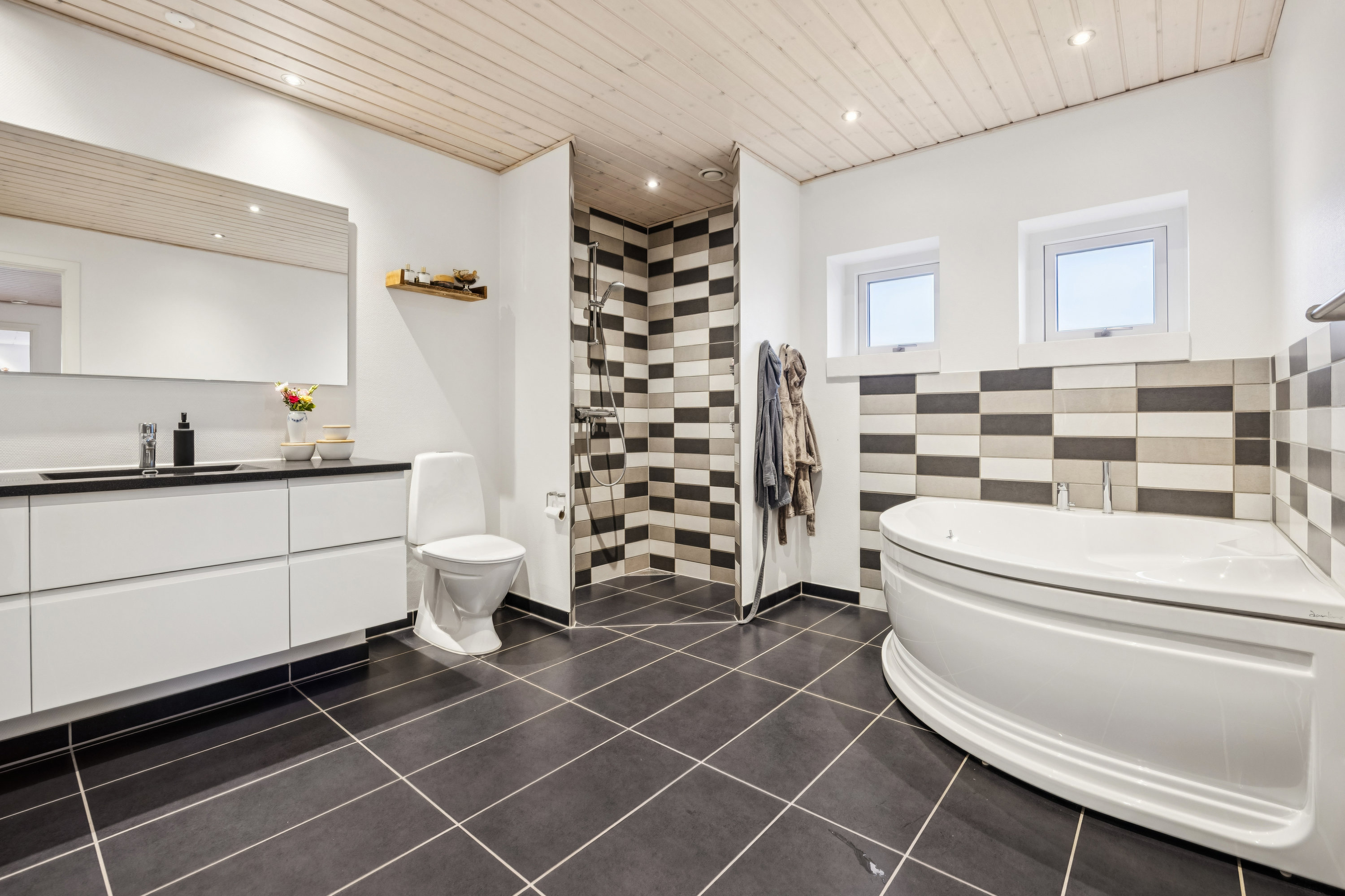 Fremhævet badeværelse billede i fuldskærmstilstand. Billede af Skovparken 1, 9440 Aabybro