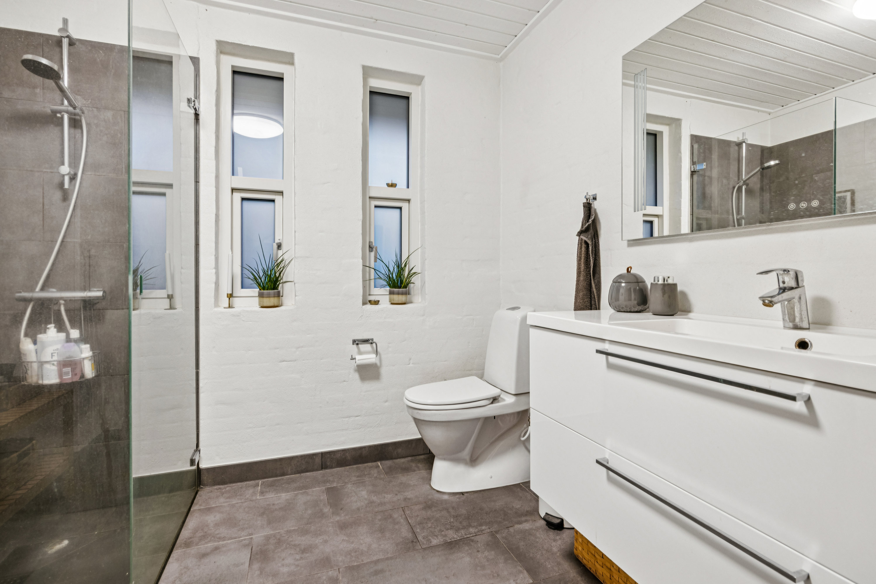 Fremhævet badeværelse billede i fuldskærmstilstand. Billede af Havremarken 6, 9490 Pandrup