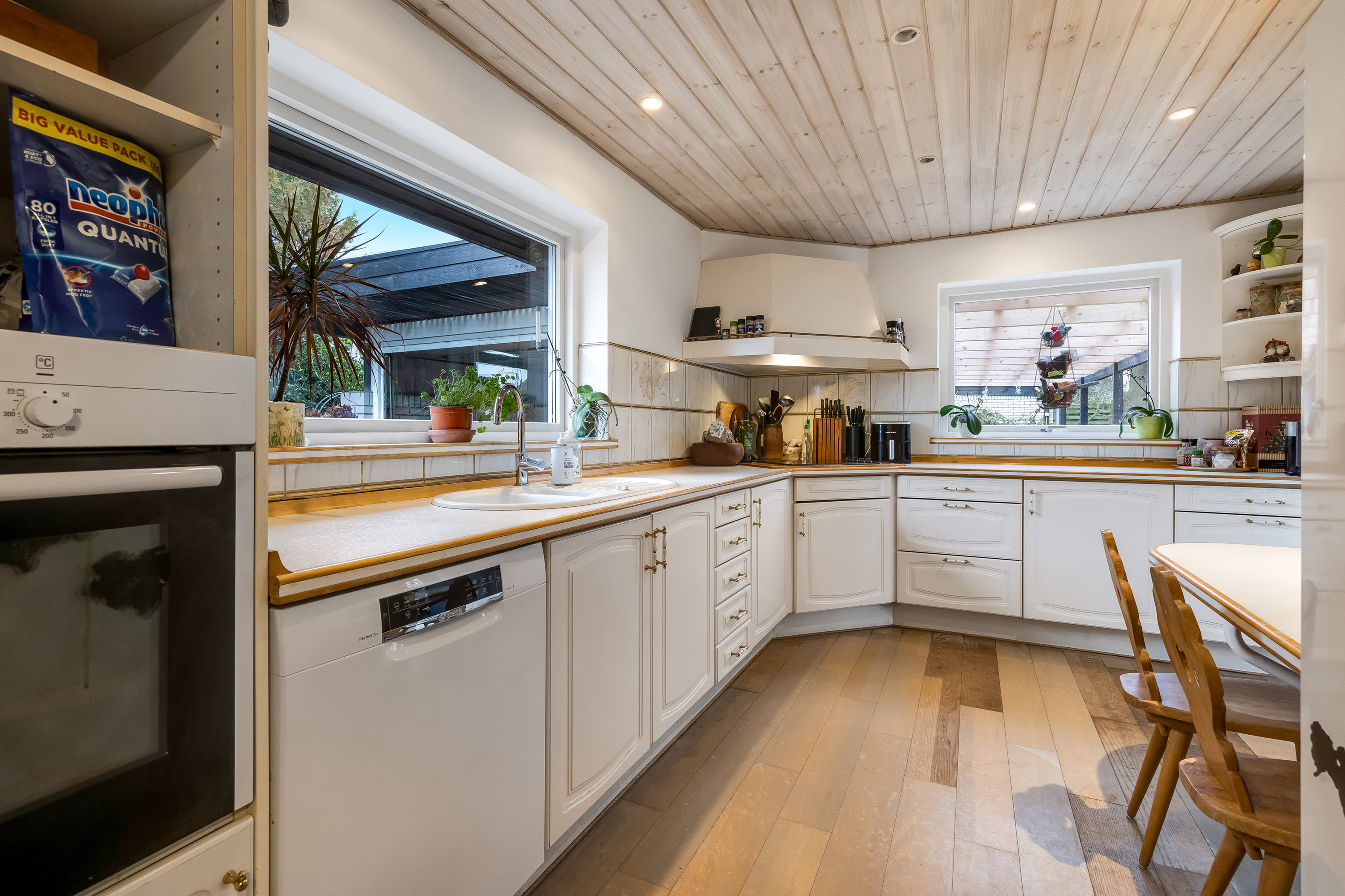 Fremhævet køkken billede i fuldskærmstilstand. Billede af Ranunkelvej 13, 3600 Frederikssund