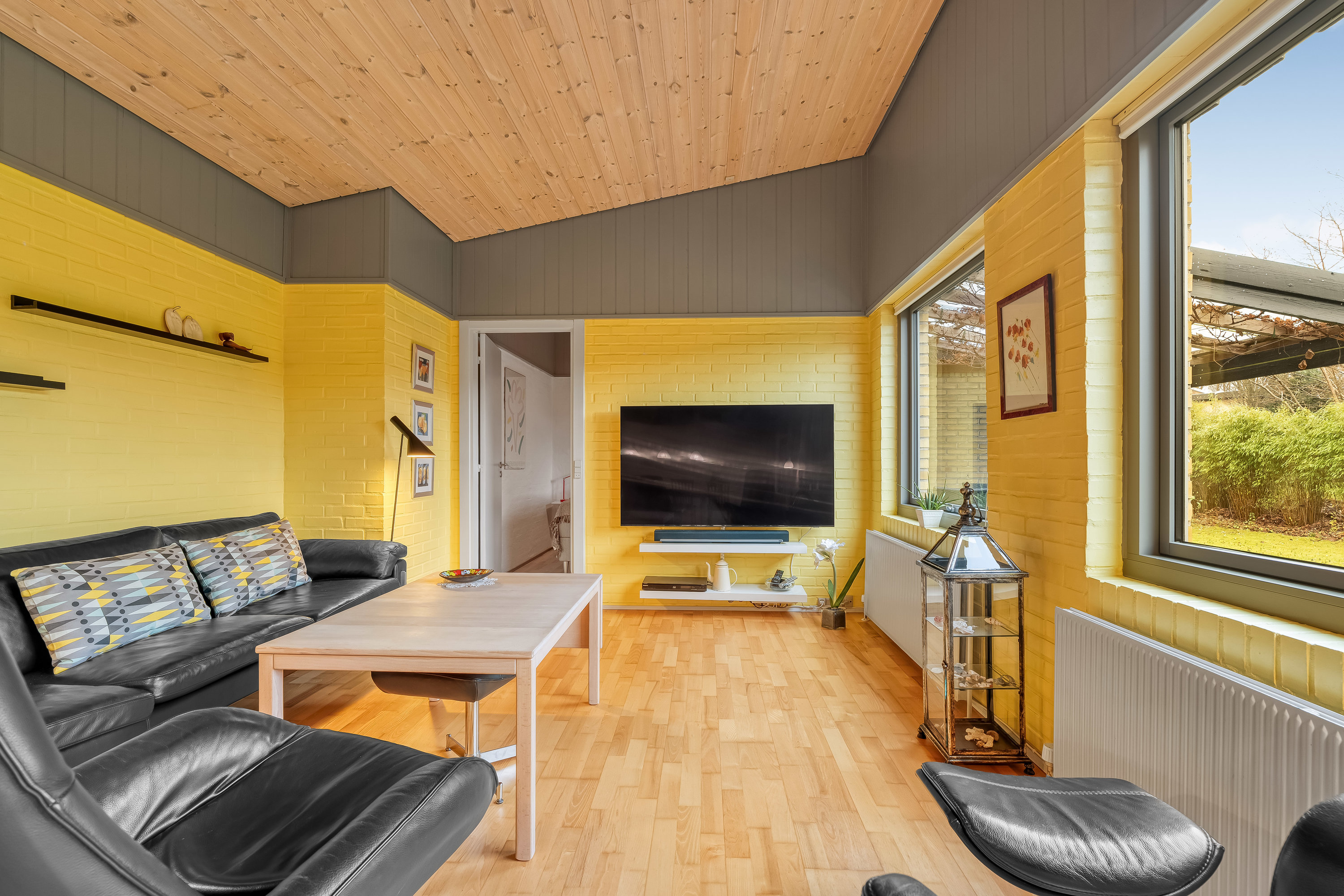 Fremhævet stue billede i fuldskærmstilstand. Billede af Hjortespringet 1, 3400 Hillerød