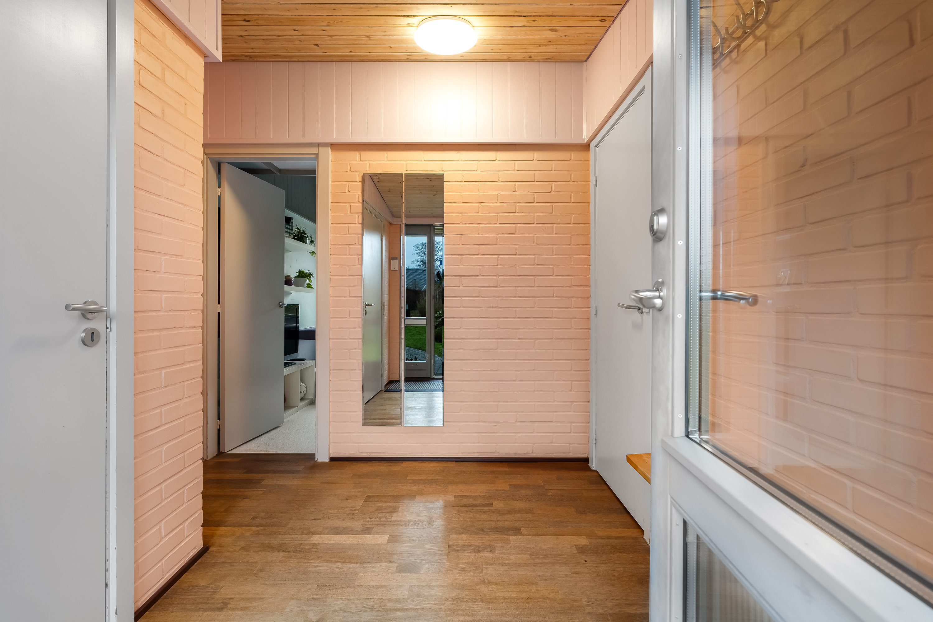 Fremhævet gang billede i fuldskærmstilstand. Billede af Hjortespringet 1, 3400 Hillerød