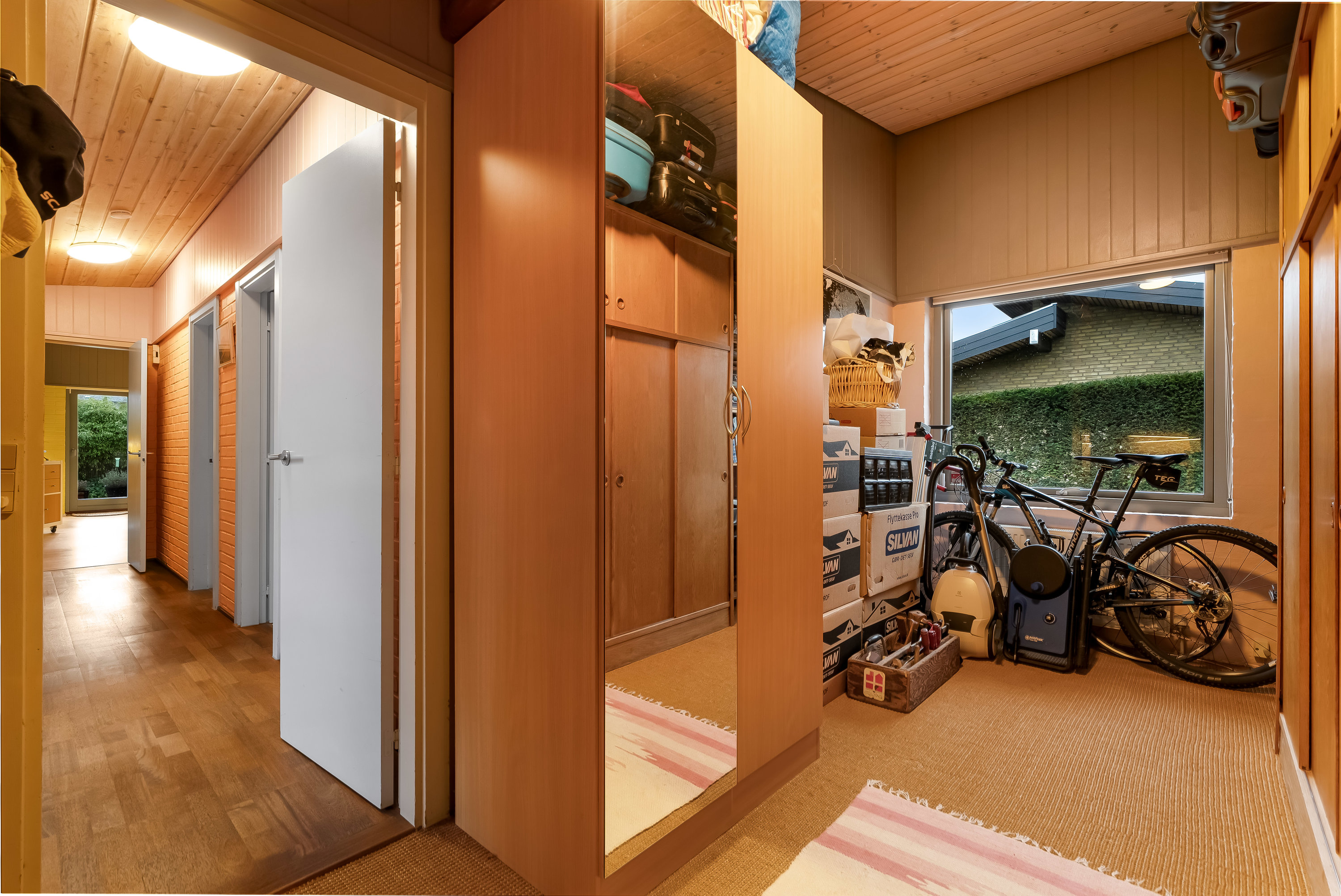 Fremhævet gang billede i fuldskærmstilstand. Billede af Hjortespringet 1, 3400 Hillerød