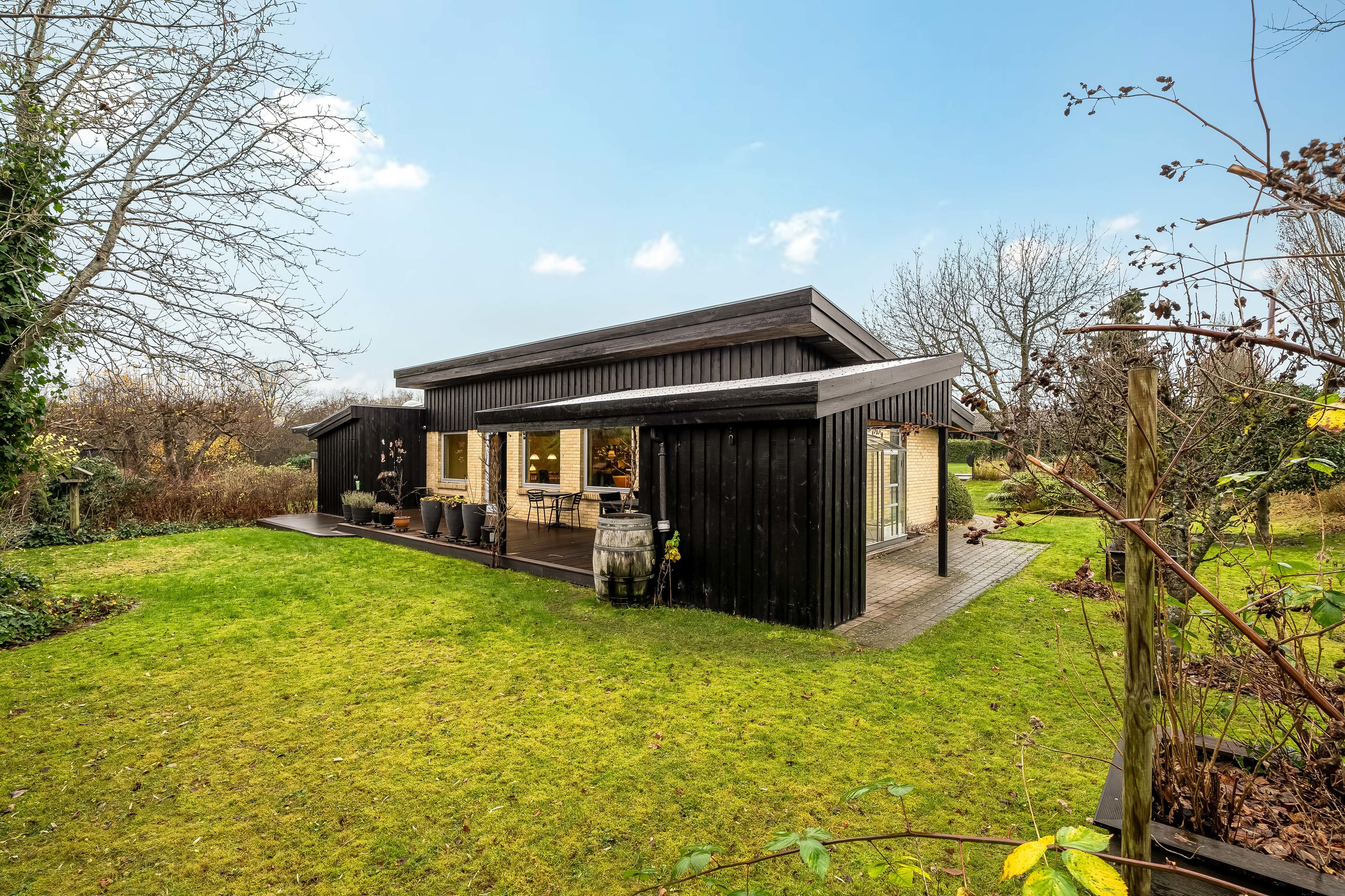 Fremhævet facade billede i fuldskærmstilstand. Billede af Hjortespringet 1, 3400 Hillerød