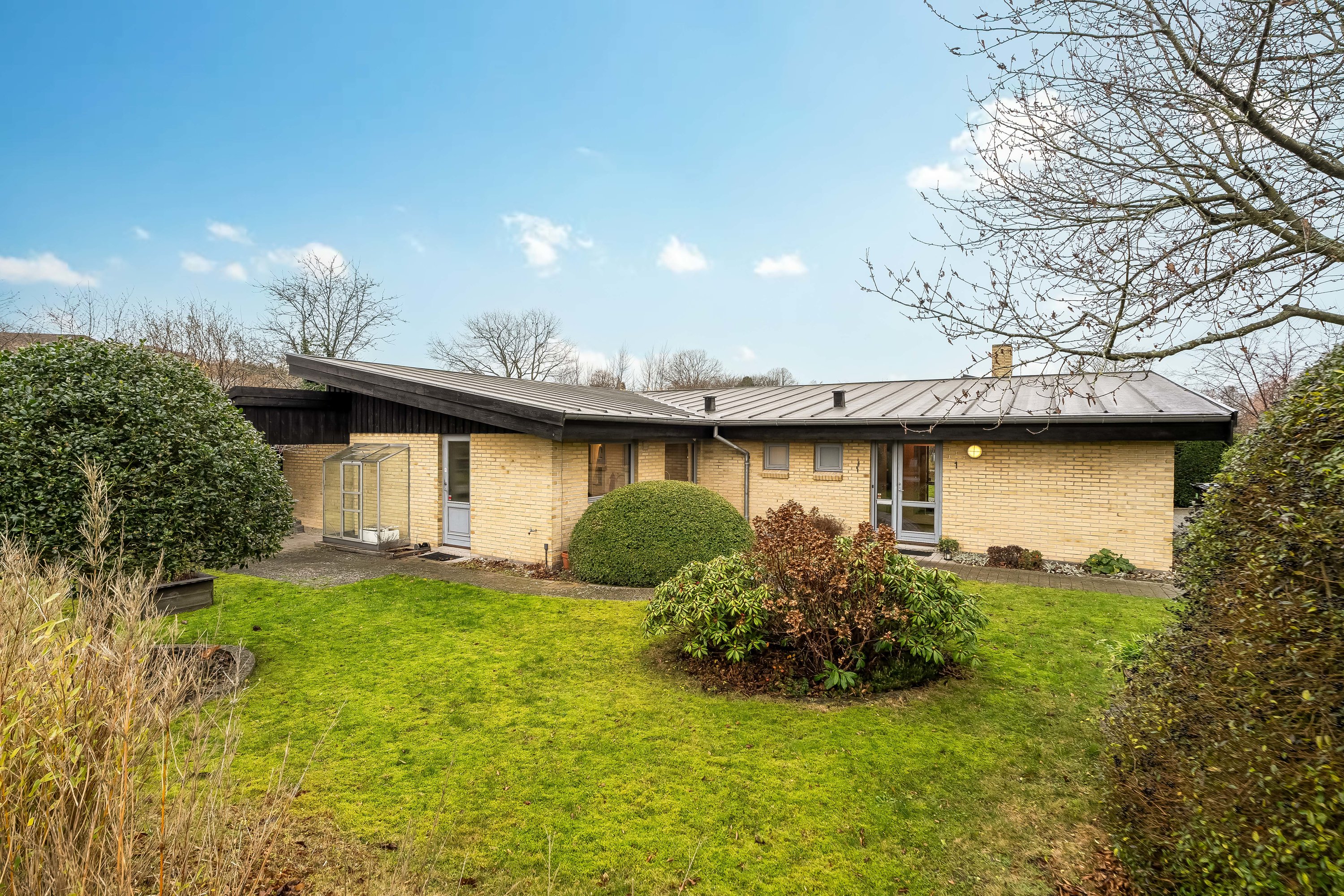 Fremhævet facade billede i fuldskærmstilstand. Billede af Hjortespringet 1, 3400 Hillerød