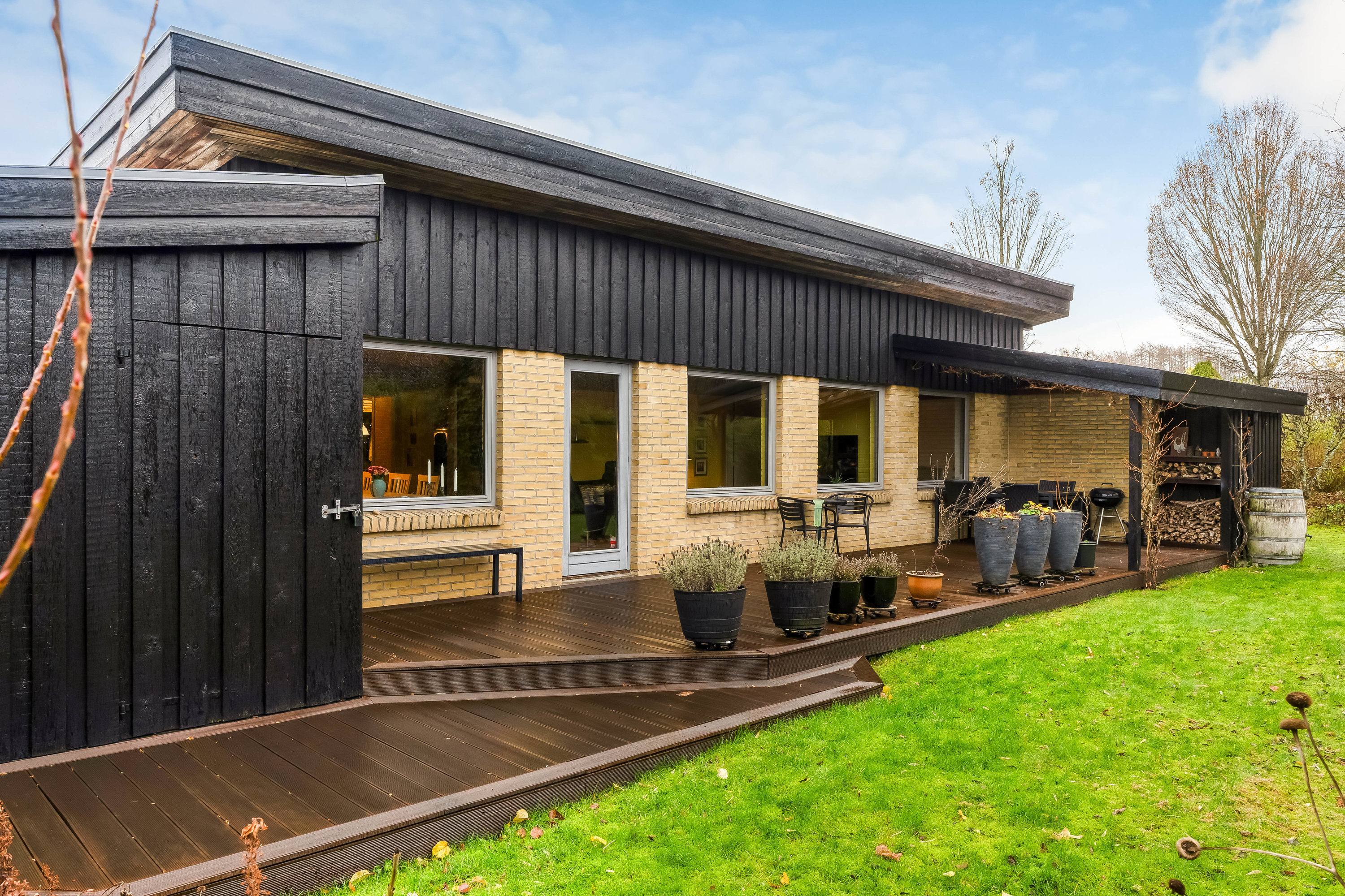 Fremhævet facade billede i fuldskærmstilstand. Billede af Hjortespringet 1, 3400 Hillerød