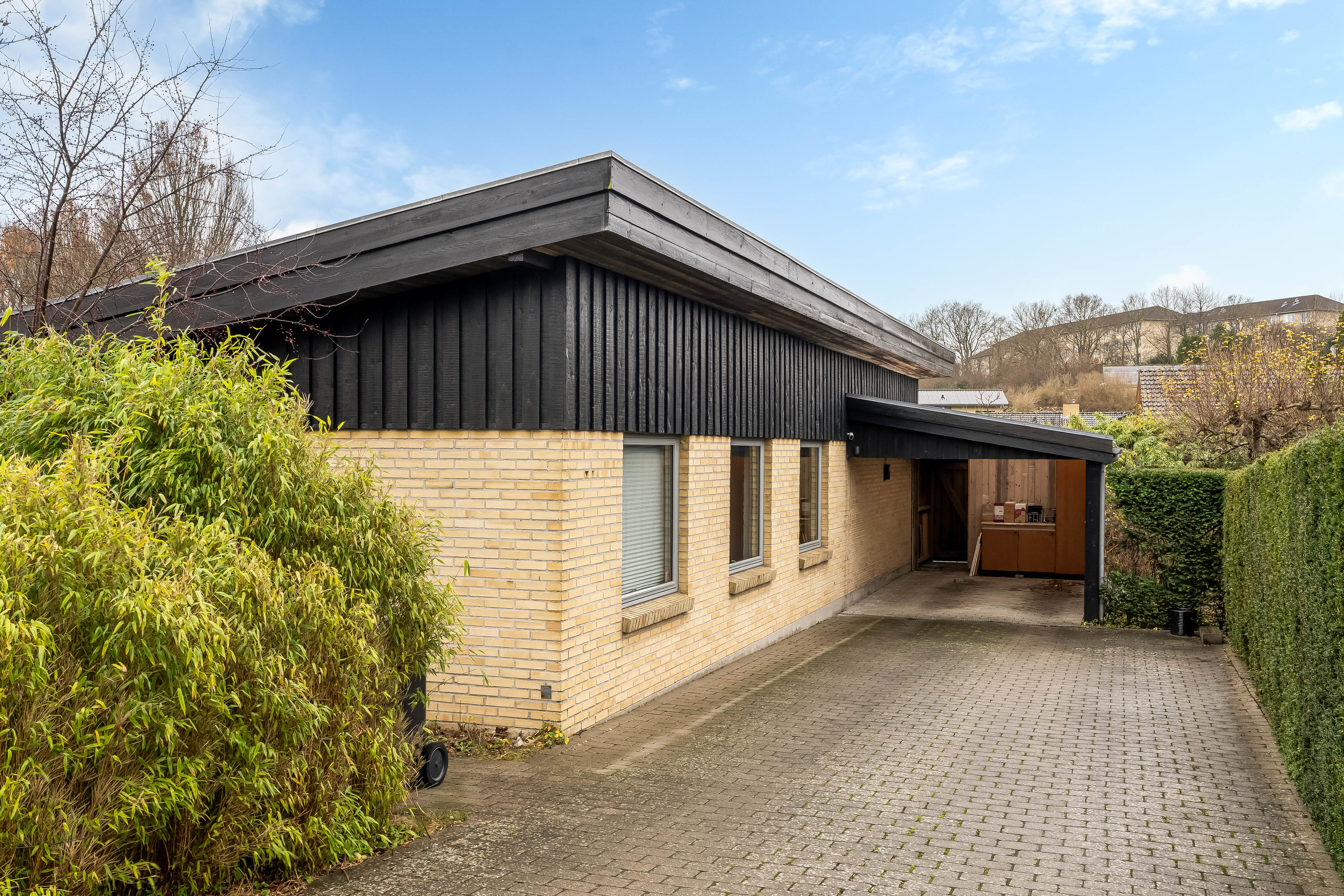 Fremhævet facade billede i fuldskærmstilstand. Billede af Hjortespringet 1, 3400 Hillerød