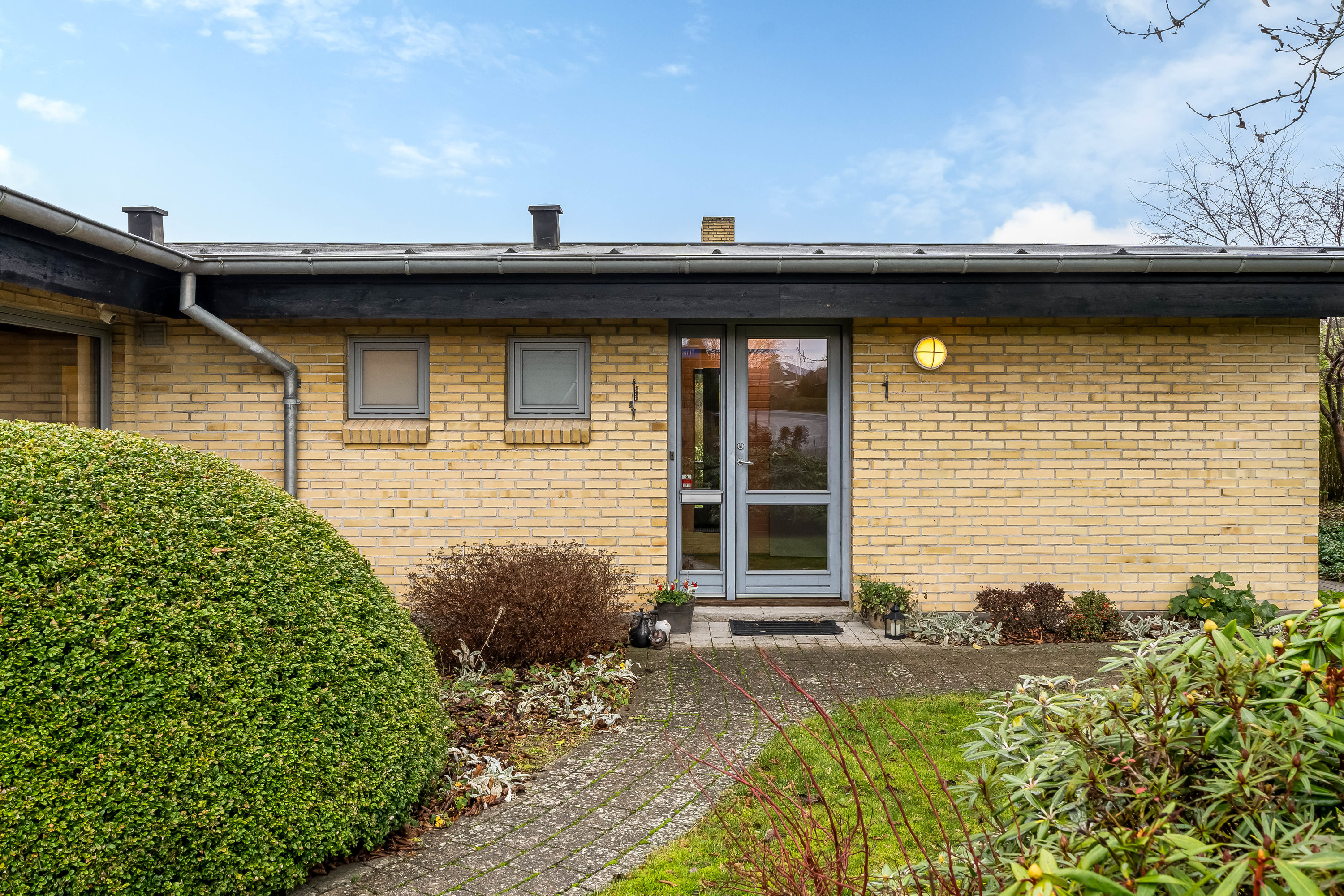 Fremhævet facade billede i fuldskærmstilstand. Billede af Hjortespringet 1, 3400 Hillerød