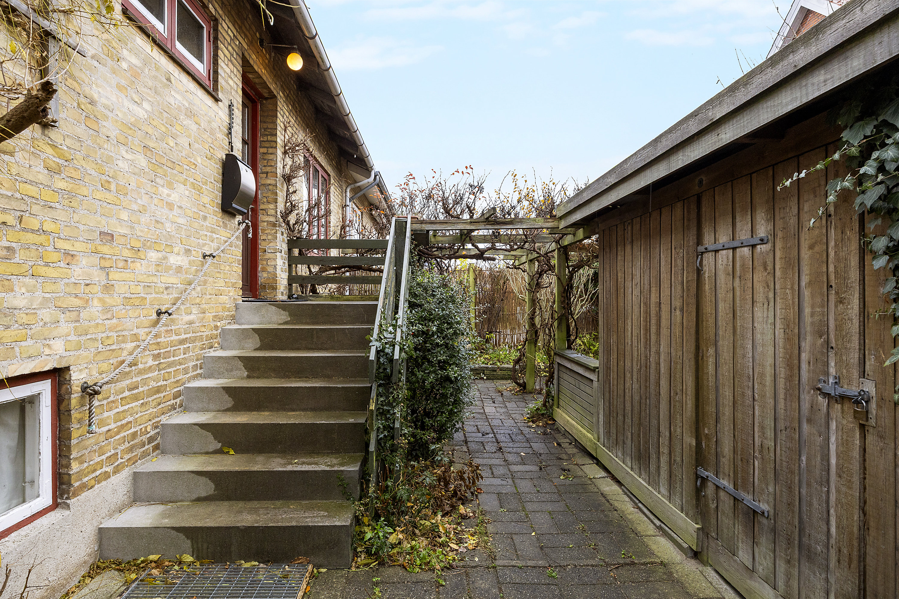 Fremhævet indgangsparti billede i fuldskærmstilstand. Billede af Emdrup Mosevej 18, 2400 København NV