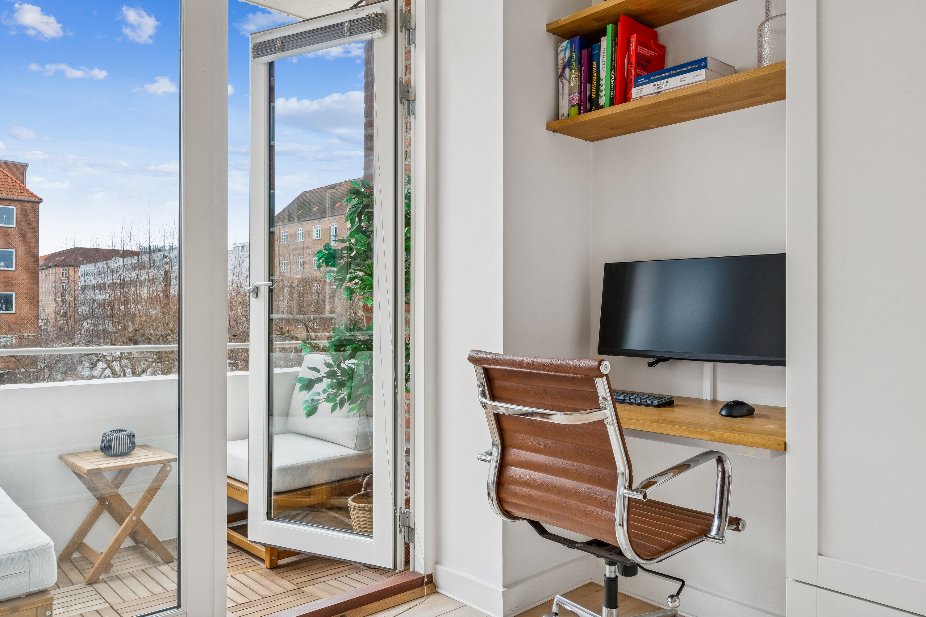 Fremhævet entré billede i fuldskærmstilstand. Billede af Østerbrogade 220, 2. tv., 2100 København Ø