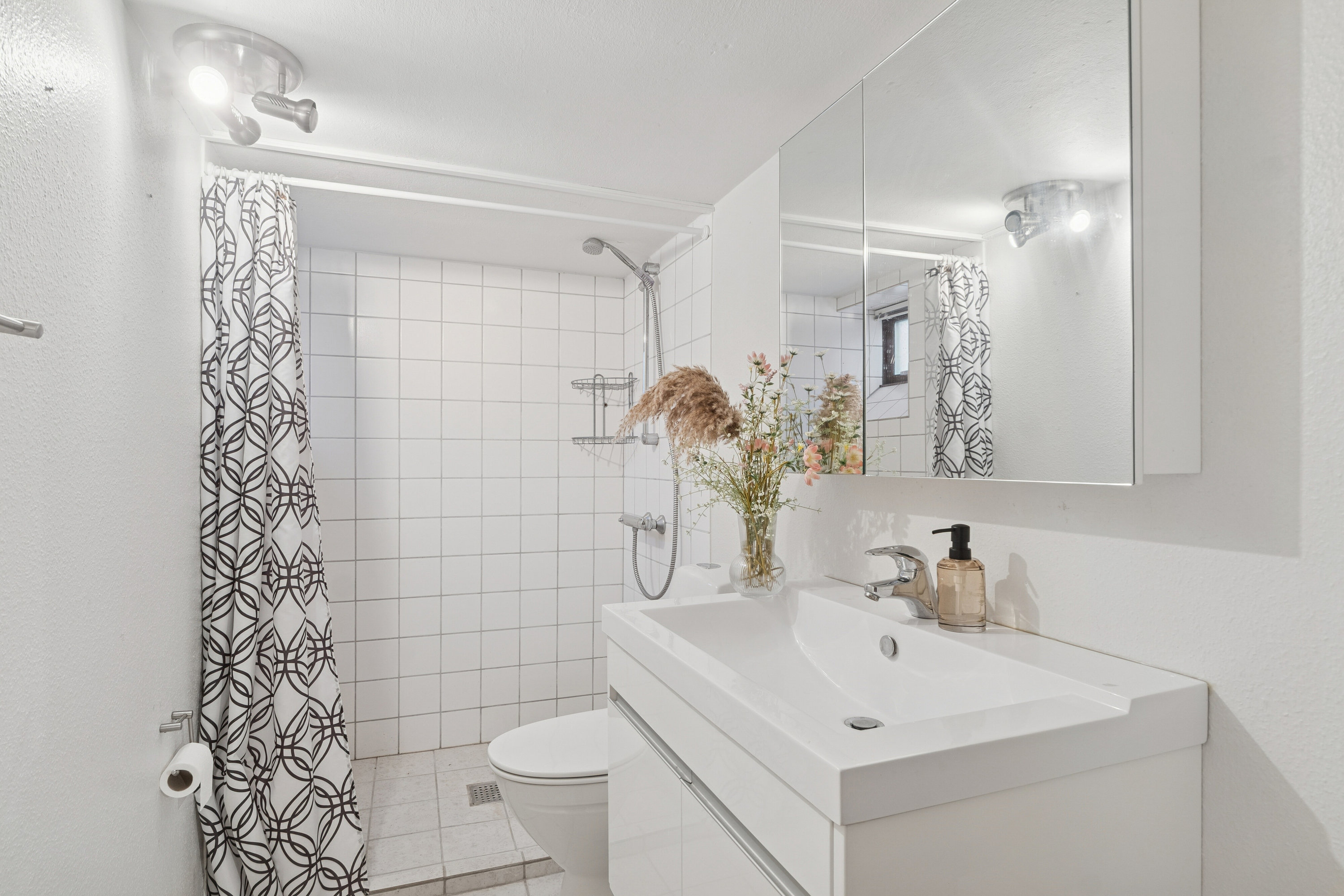 Fremhævet badeværelse billede i fuldskærmstilstand. Billede af Frilandsvej 16, 9800 Hjørring