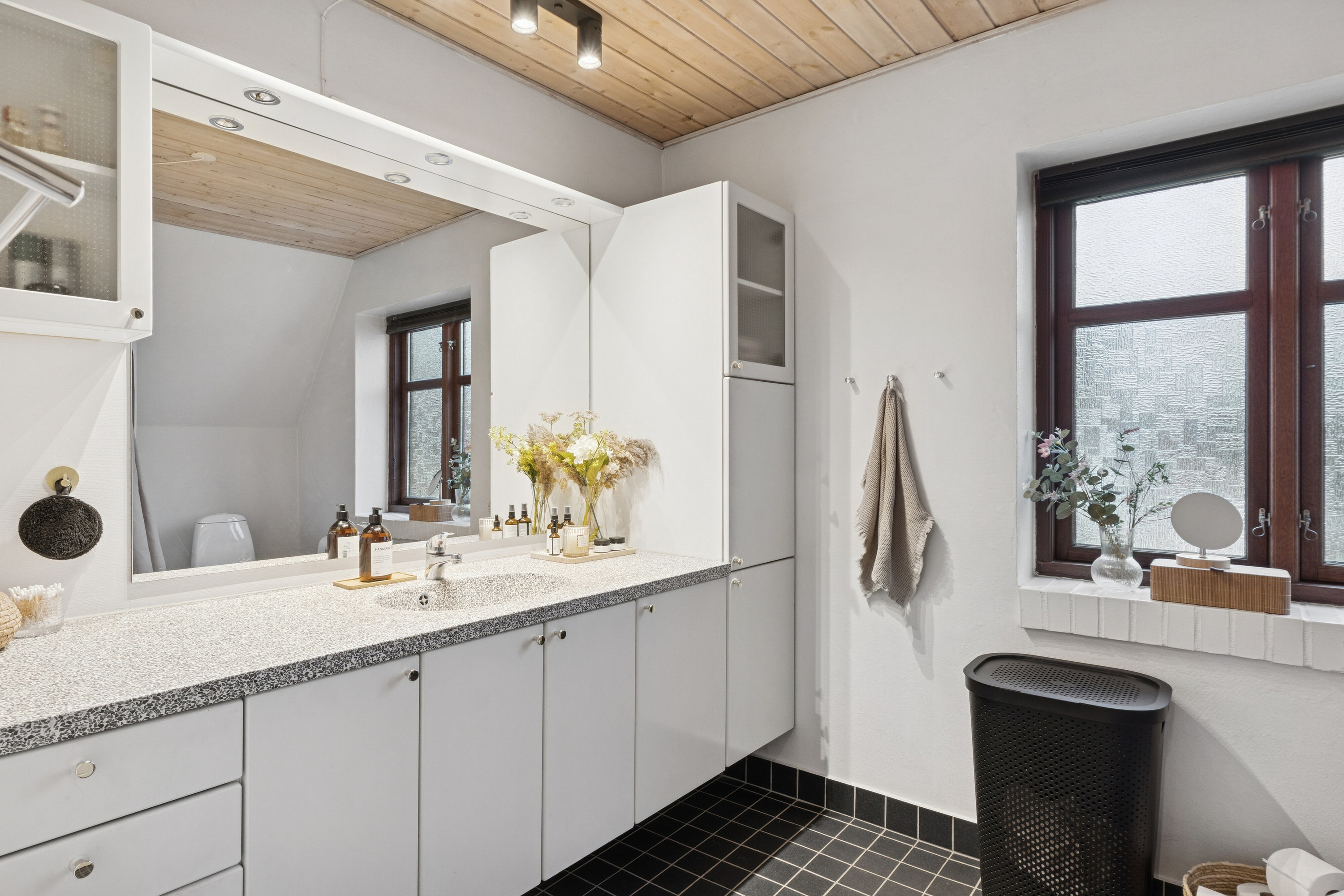 Fremhævet badeværelse billede i fuldskærmstilstand. Billede af Frilandsvej 16, 9800 Hjørring