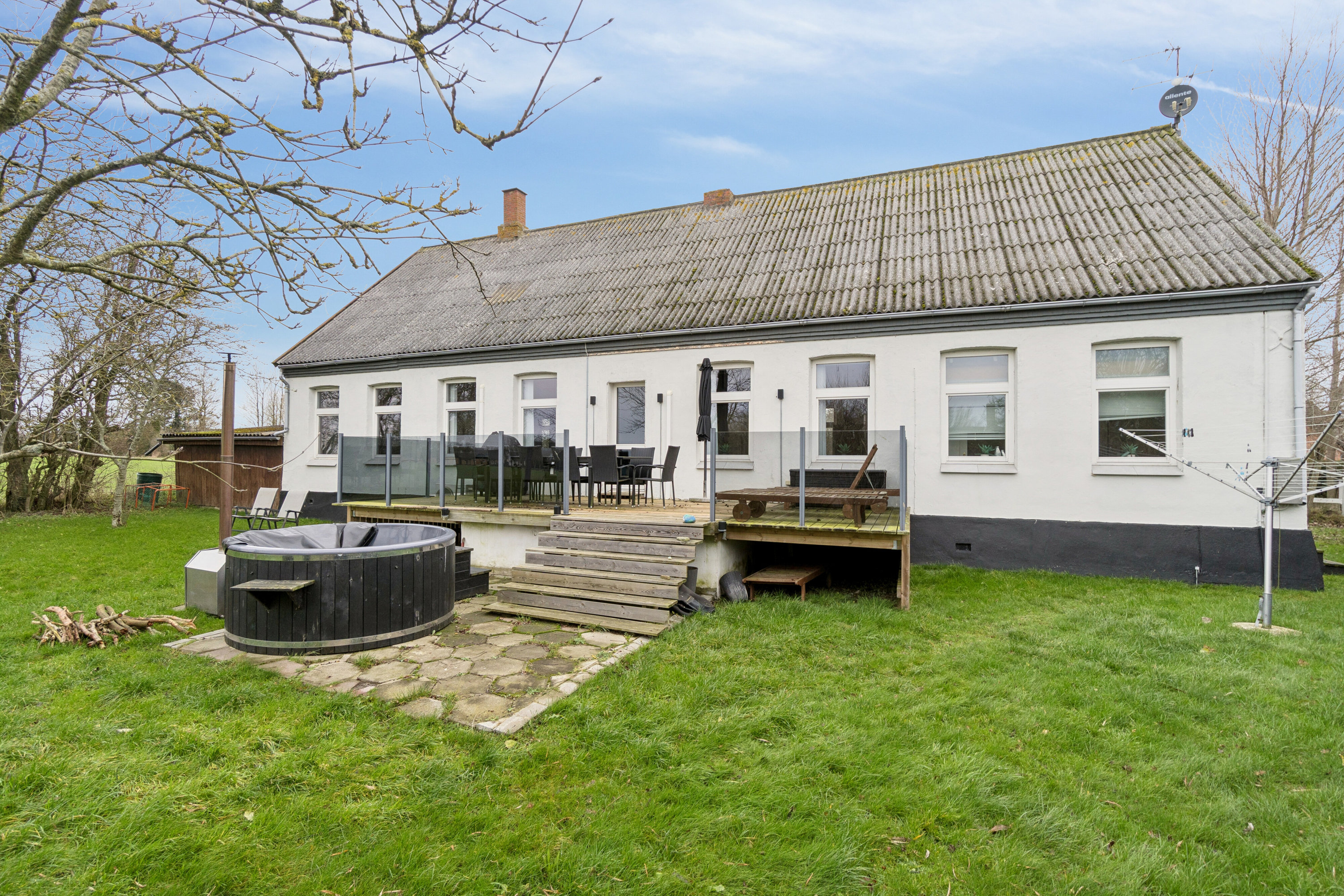 Miniaturebillede 1: set fra vejen. Billede af Pederskervejen 8, Bodilsker, 3730 Nexø