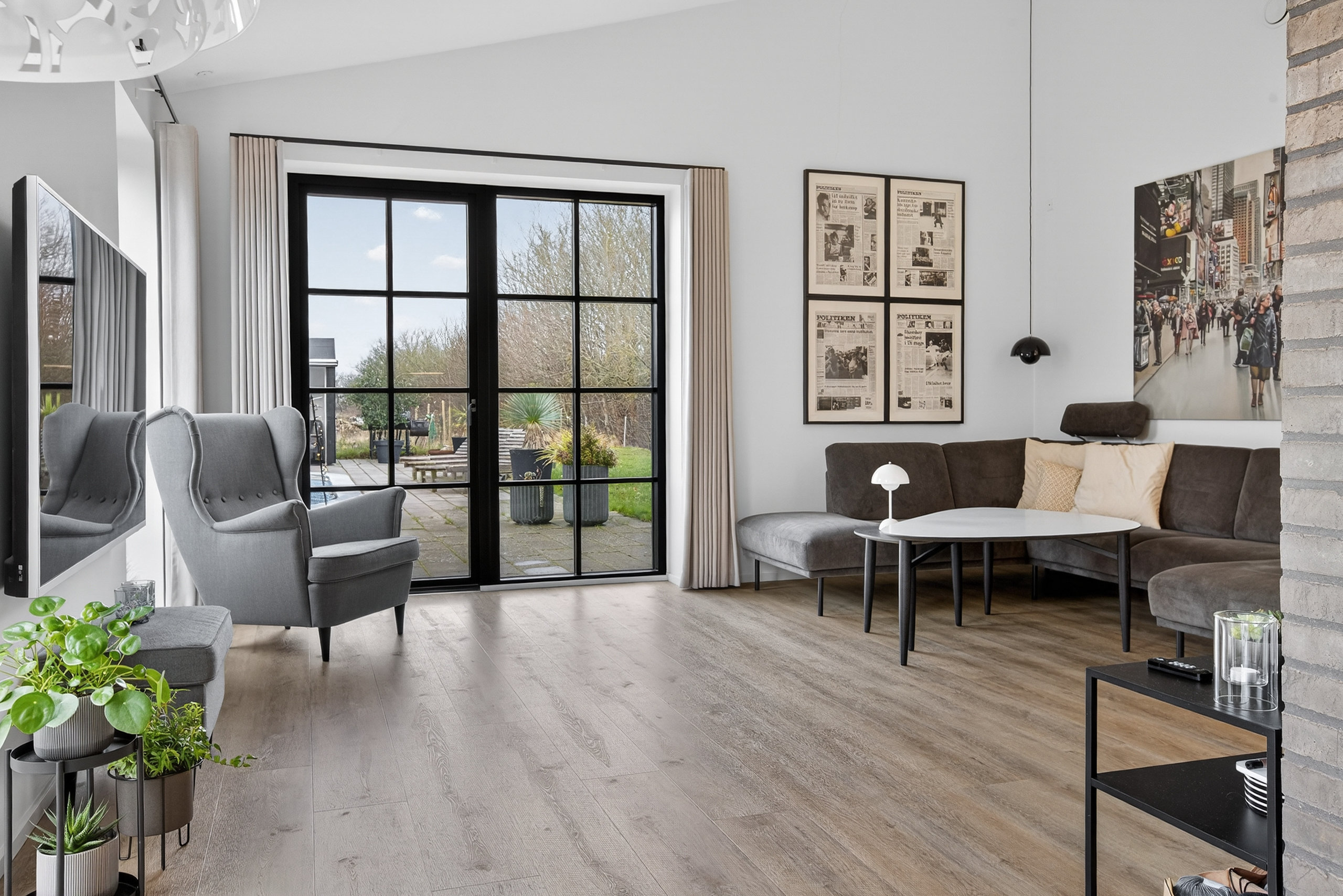 Fremhævet stue billede i fuldskærmstilstand. Billede af Smørum Bygade 43, Smørumovre, 2765 Smørum