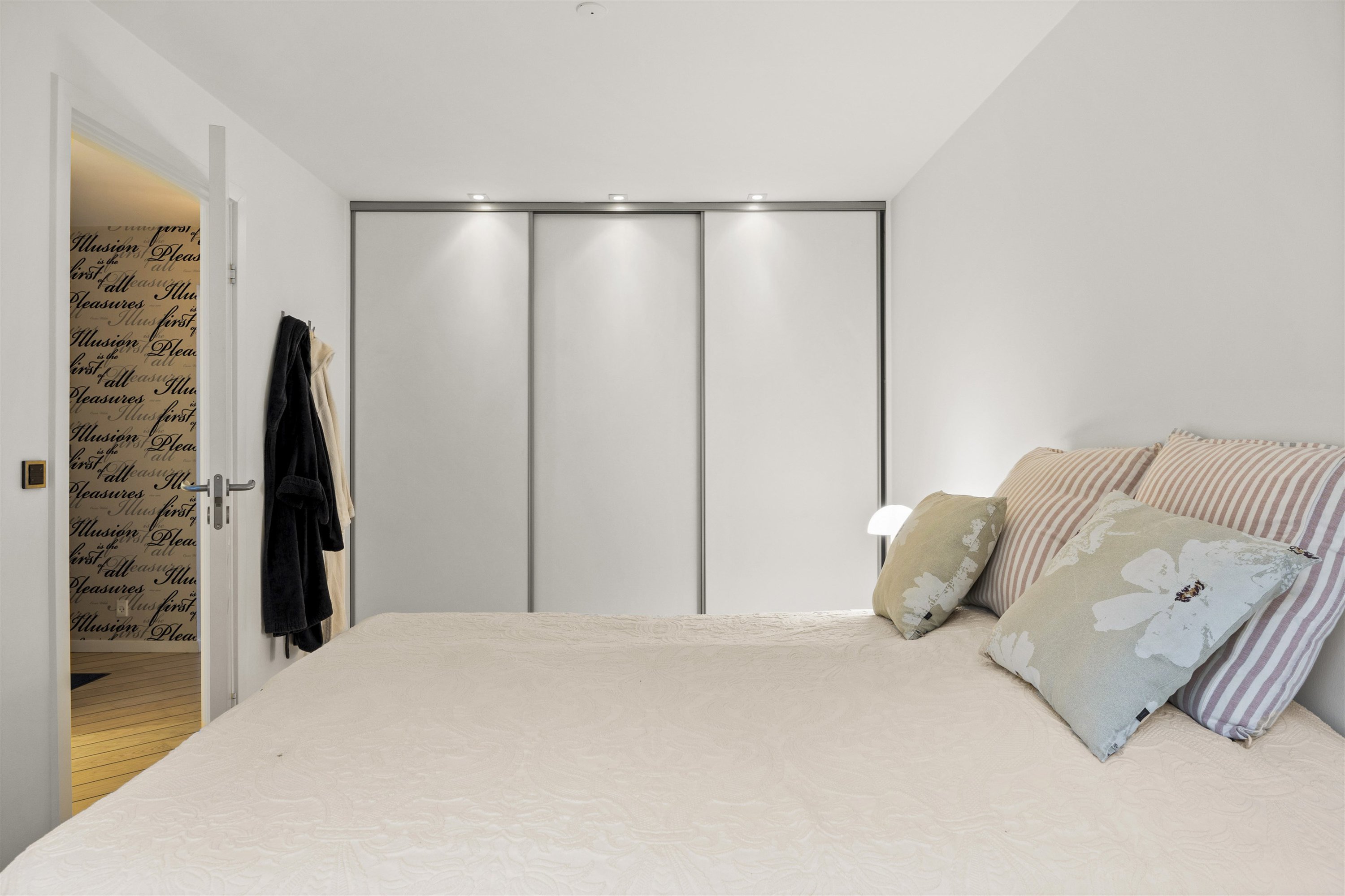 Fremhævet andet billede i fuldskærmstilstand. Billede af Kirkevej 21C, st.. tv., 2920 Charlottenlund