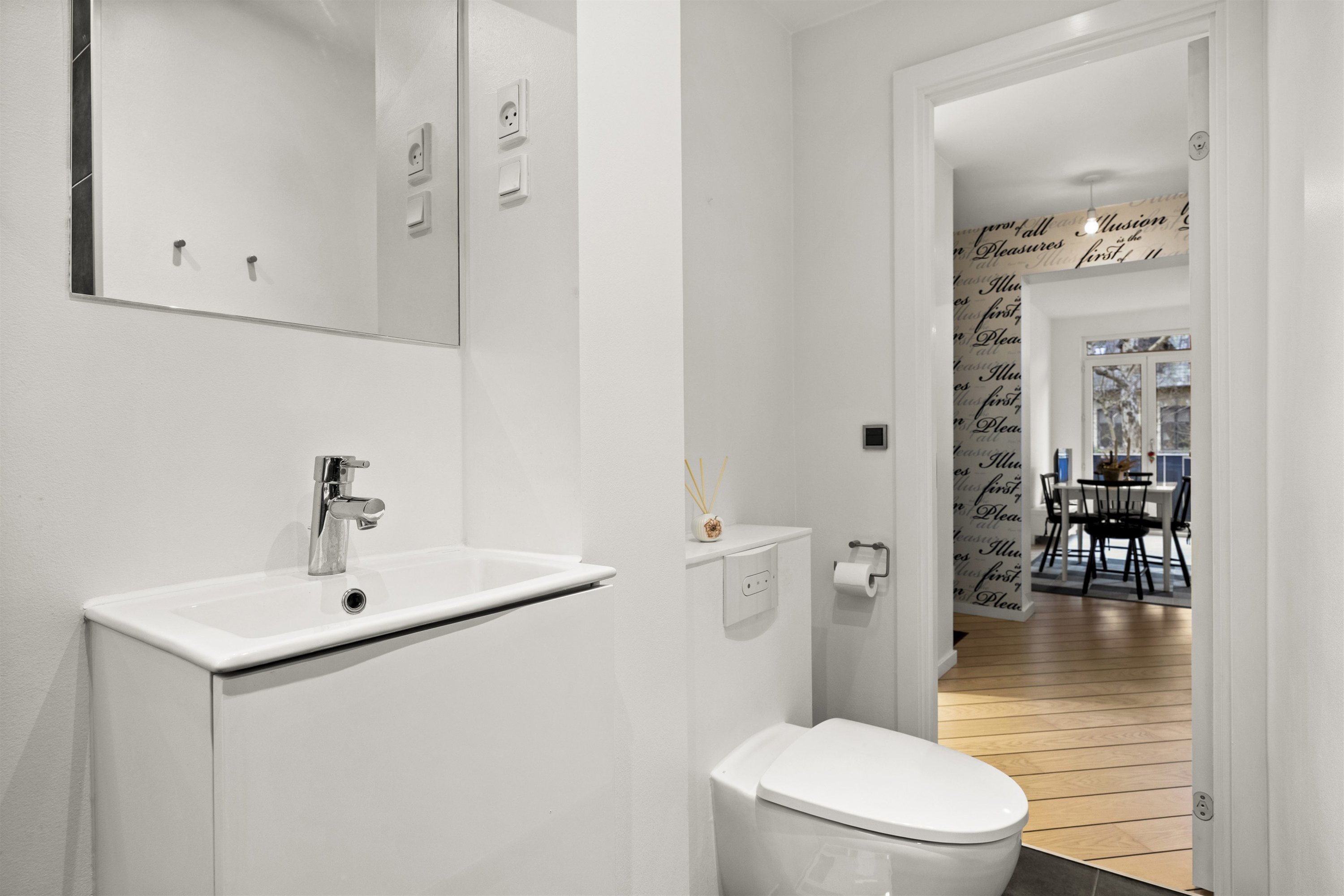 Fremhævet andet billede i fuldskærmstilstand. Billede af Kirkevej 21C, st.. tv., 2920 Charlottenlund