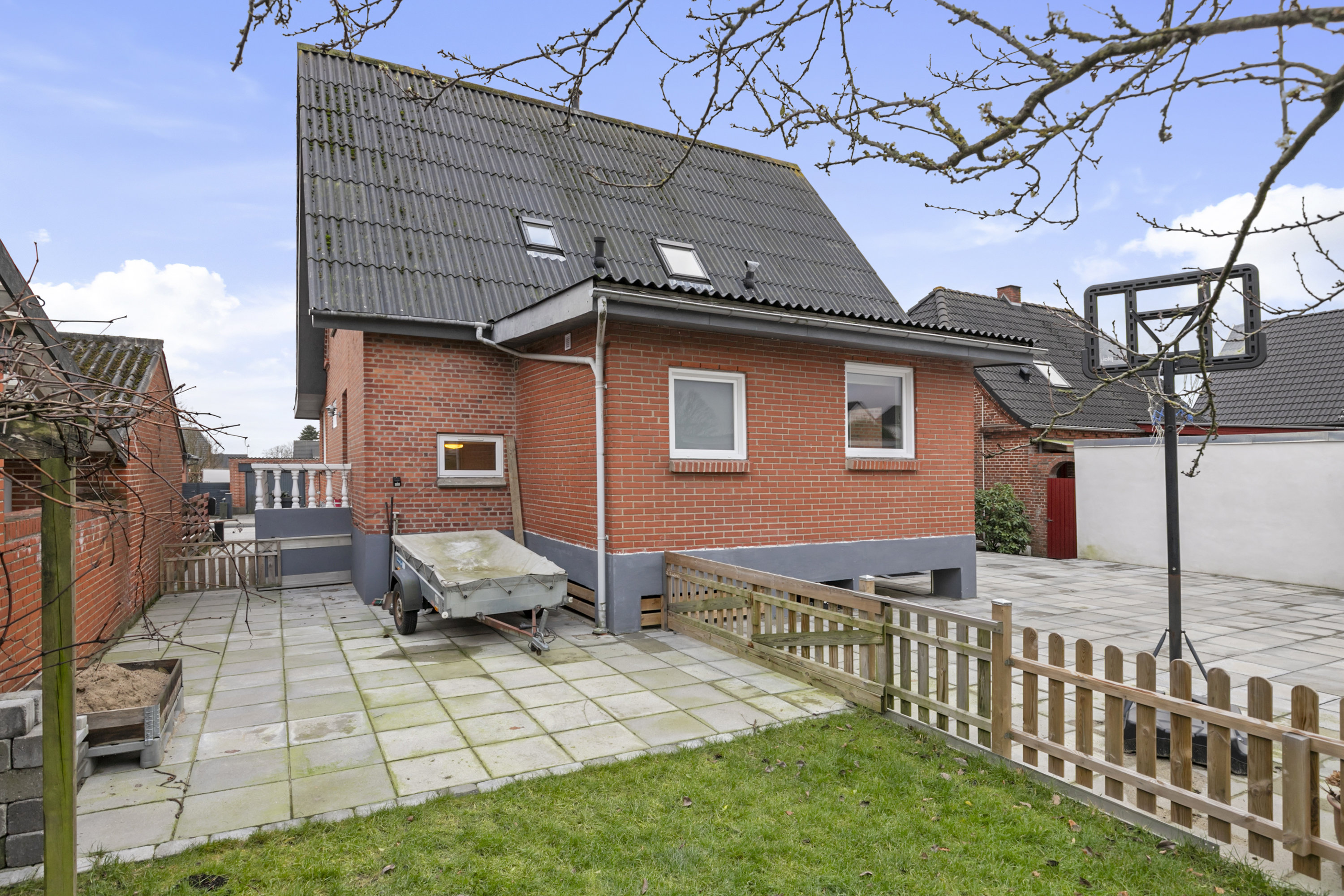 Fremhævet facade billede i fuldskærmstilstand. Billede af Rosenvængets Alle 21, 9700 Brønderslev