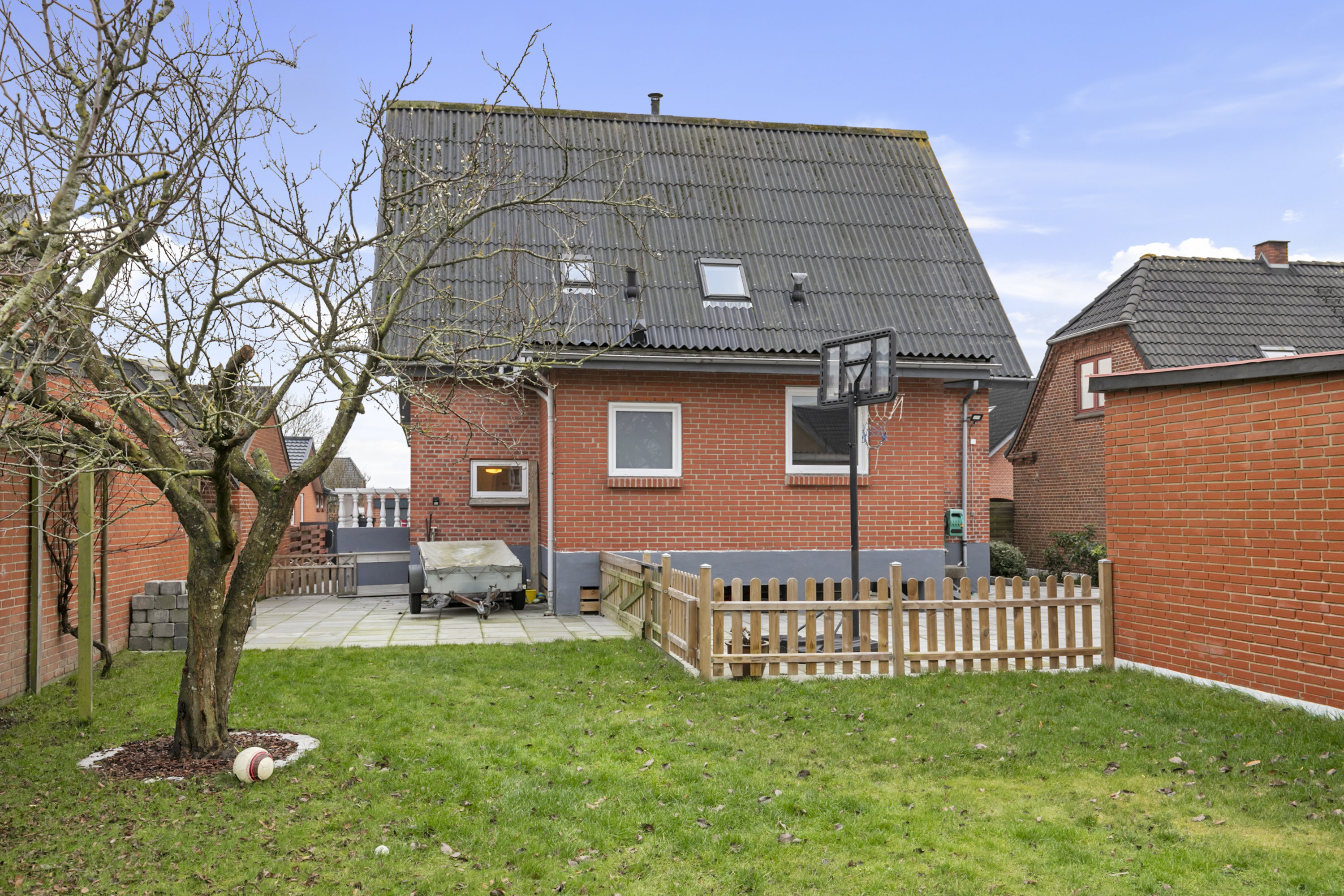 Fremhævet facade billede i fuldskærmstilstand. Billede af Rosenvængets Alle 21, 9700 Brønderslev