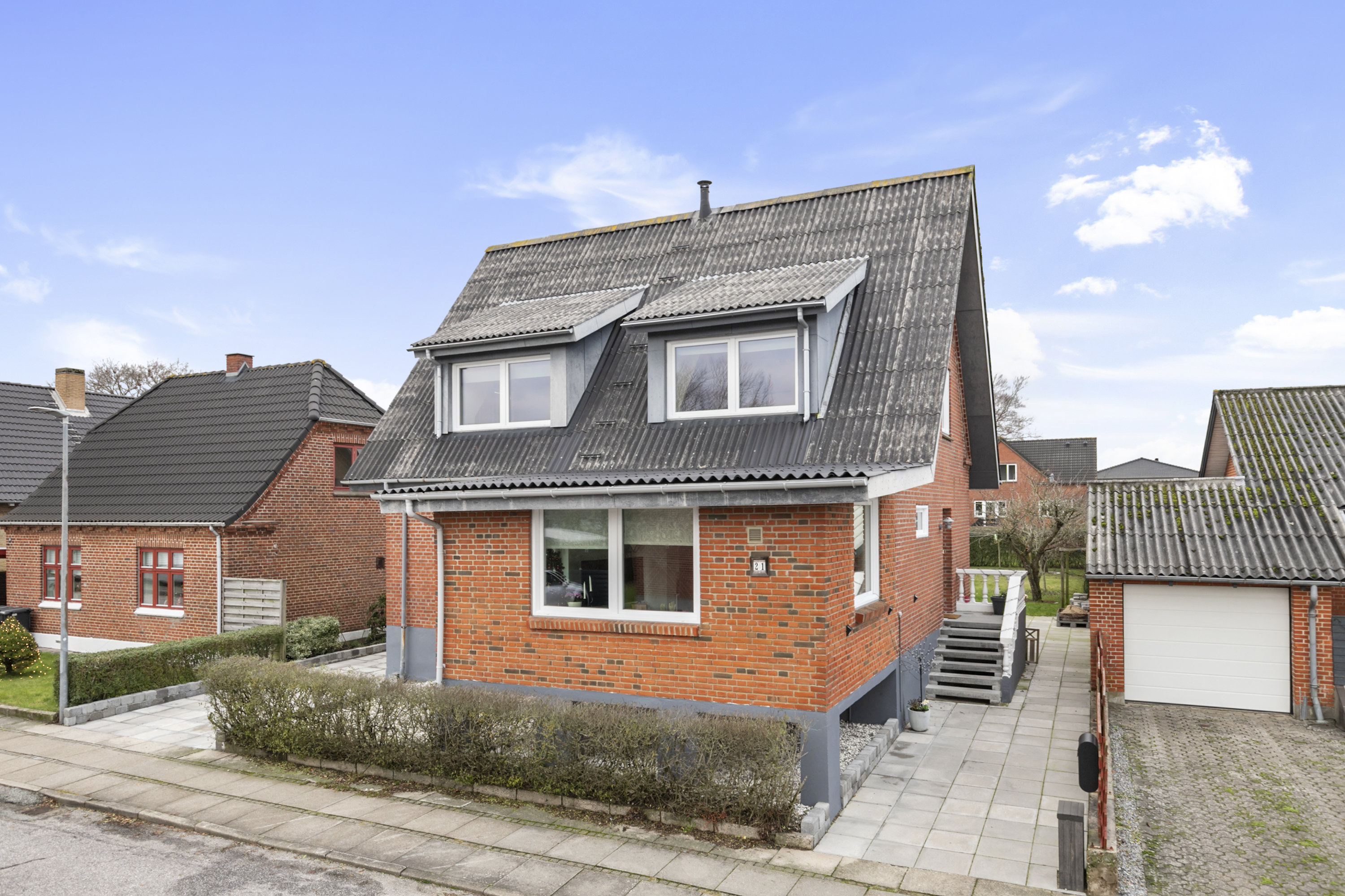 Fremhævet facade billede i fuldskærmstilstand. Billede af Rosenvængets Alle 21, 9700 Brønderslev