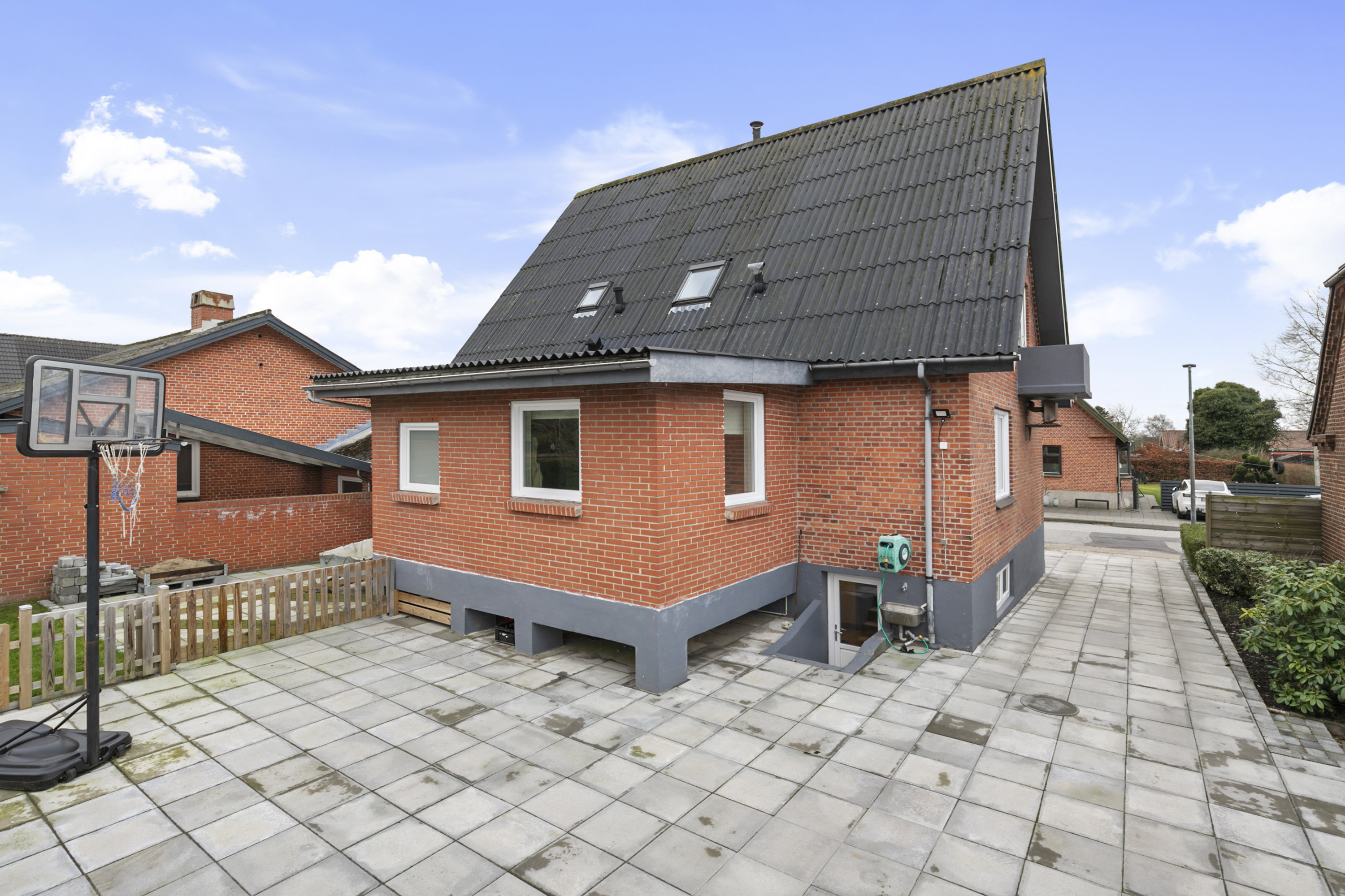 Fremhævet facade billede i fuldskærmstilstand. Billede af Rosenvængets Alle 21, 9700 Brønderslev