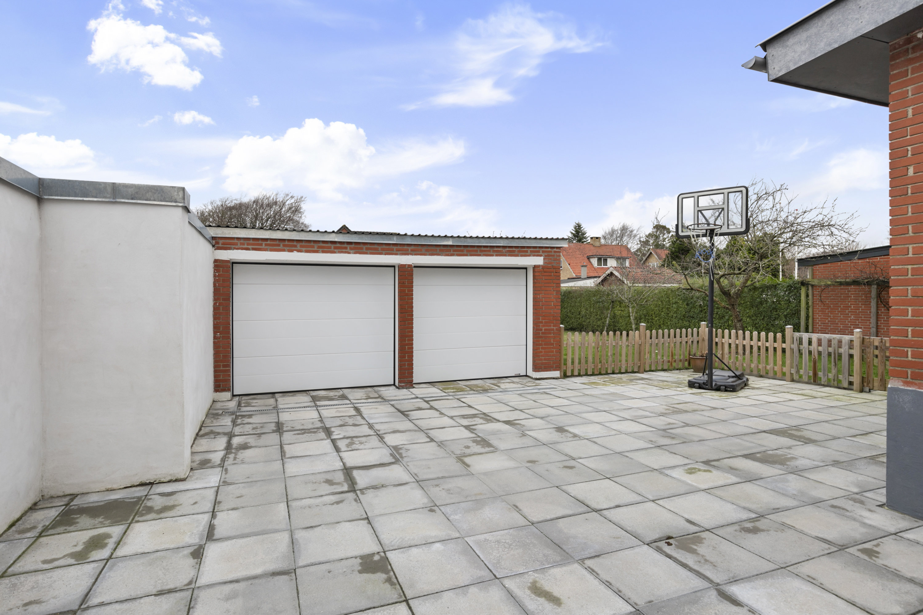 Fremhævet garage billede i fuldskærmstilstand. Billede af Rosenvængets Alle 21, 9700 Brønderslev