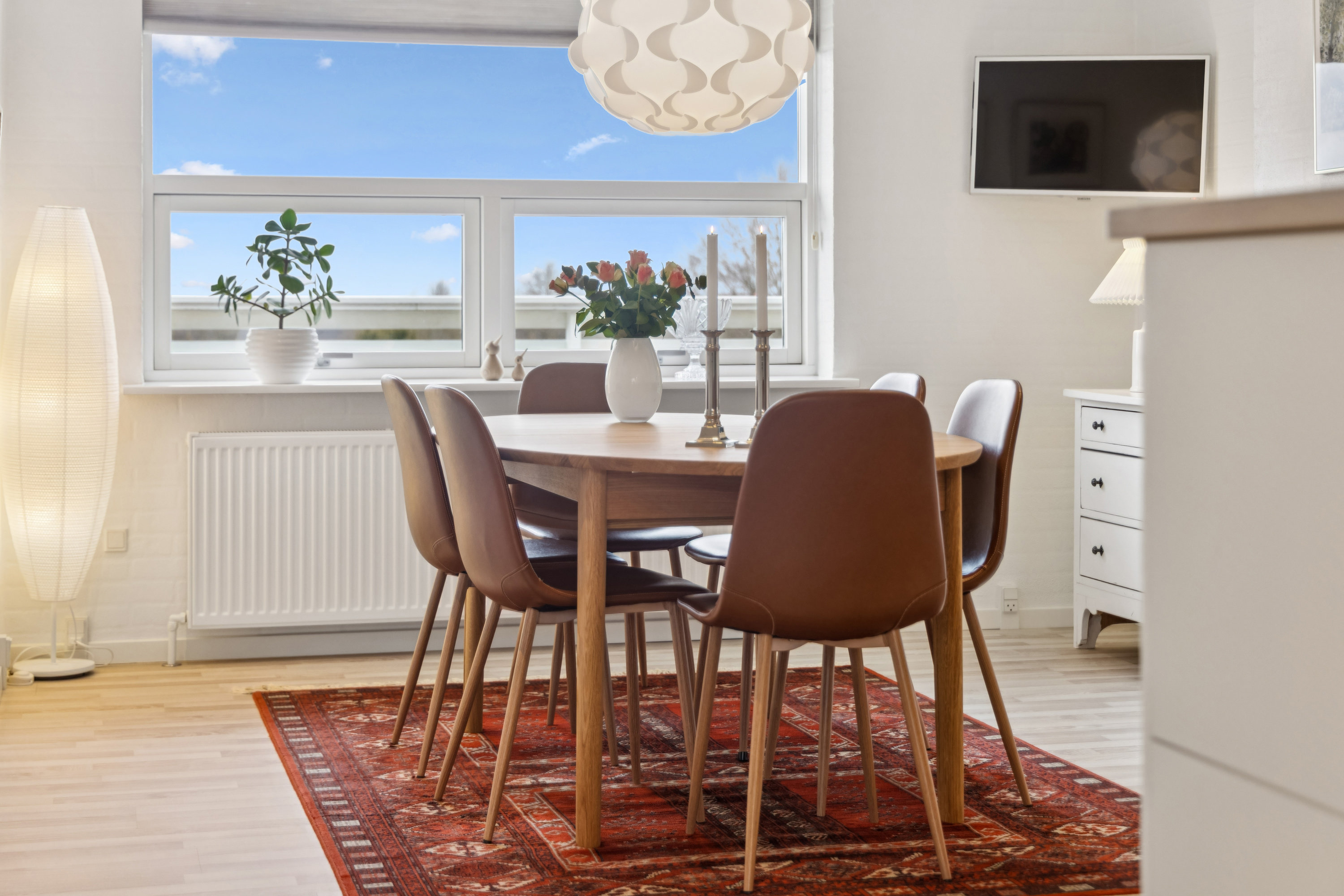 Fremhævet stue billede i fuldskærmstilstand. Billede af Mester Eriks Vej 12A, 9000 Aalborg