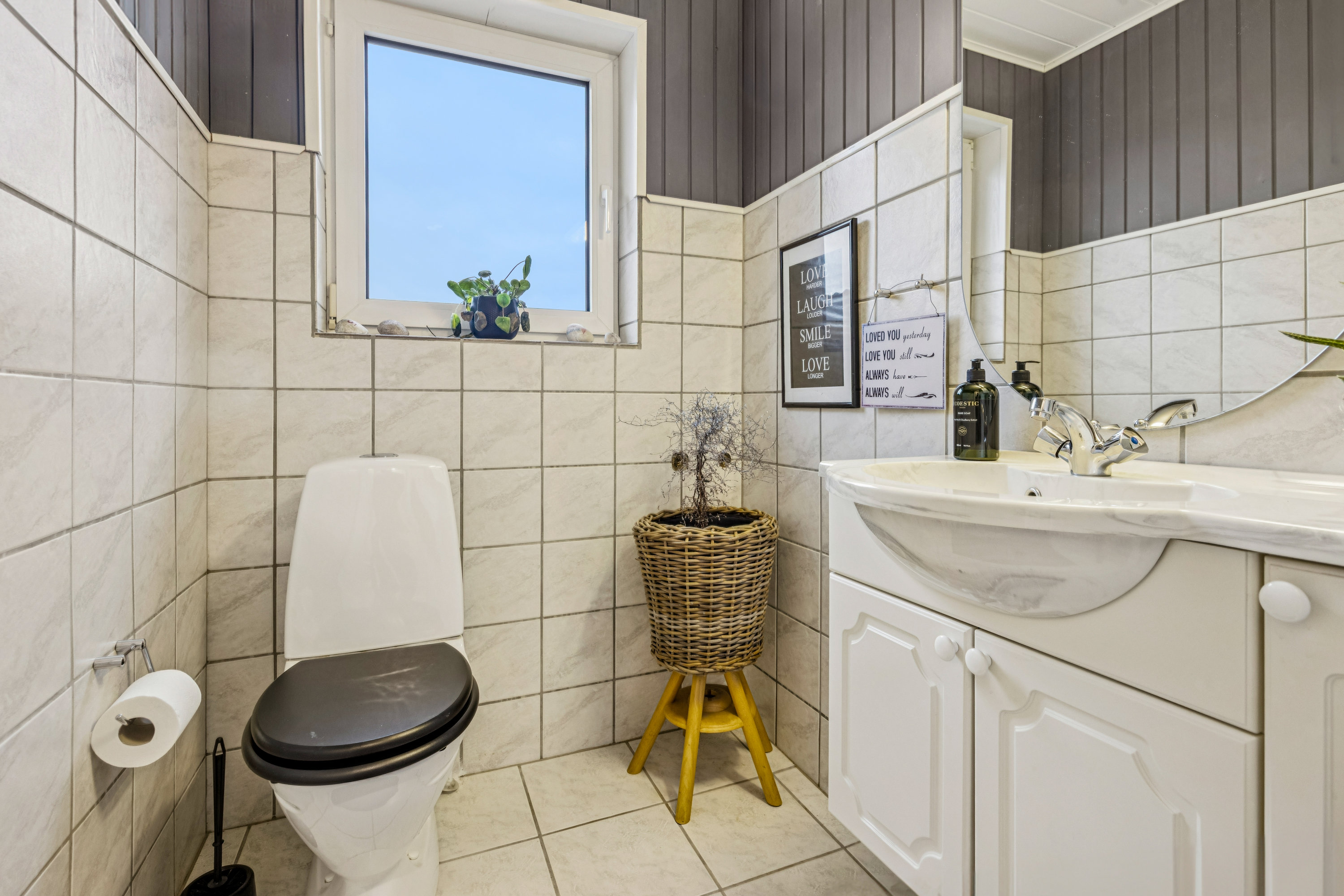 Fremhævet toilet billede i fuldskærmstilstand. Billede af Halsvej 217, Vester Hassing, 9310 Vodskov