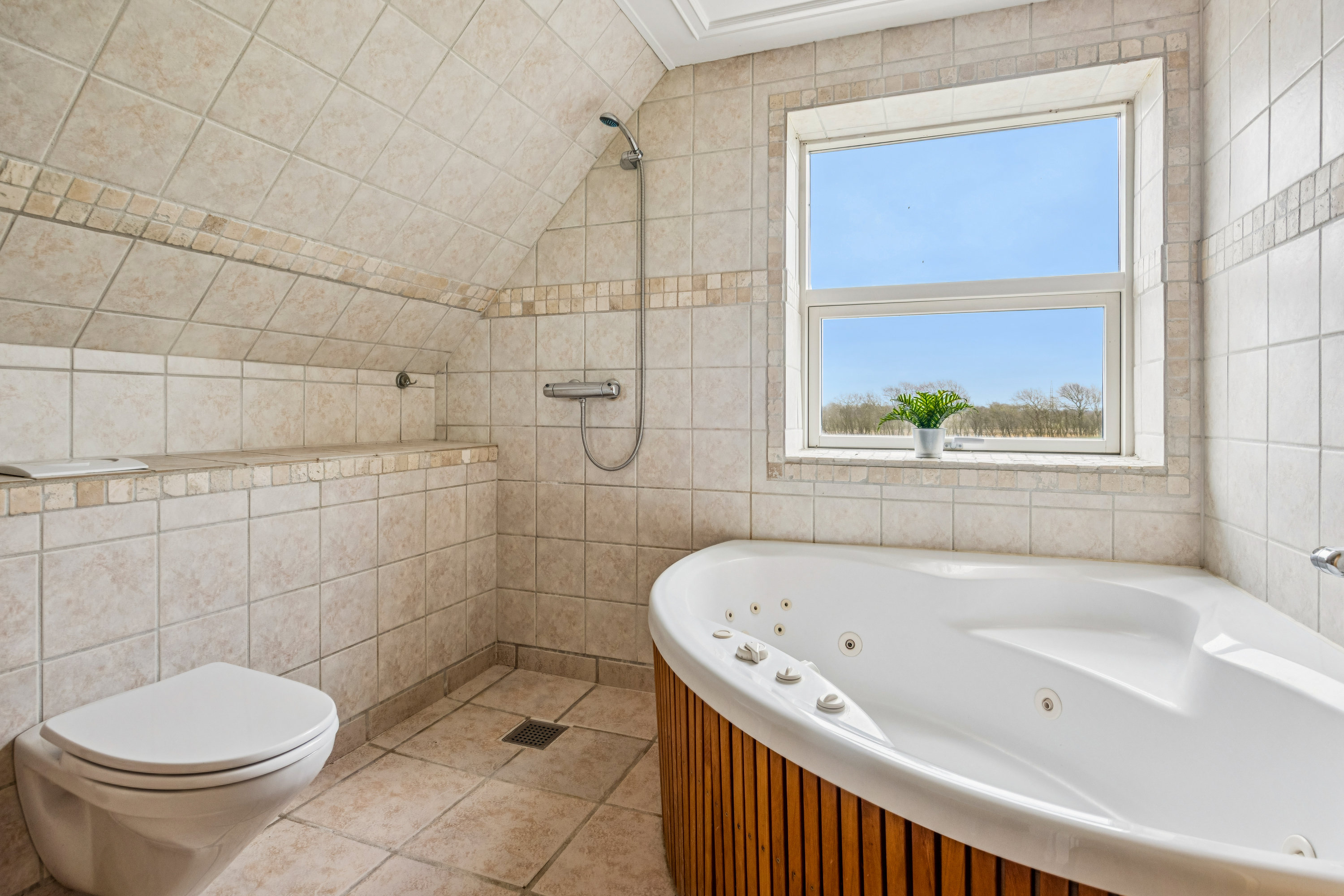 Fremhævet badeværelse billede i fuldskærmstilstand. Billede af Hølundvej 70, Øster Hassing, 9362 Gandrup