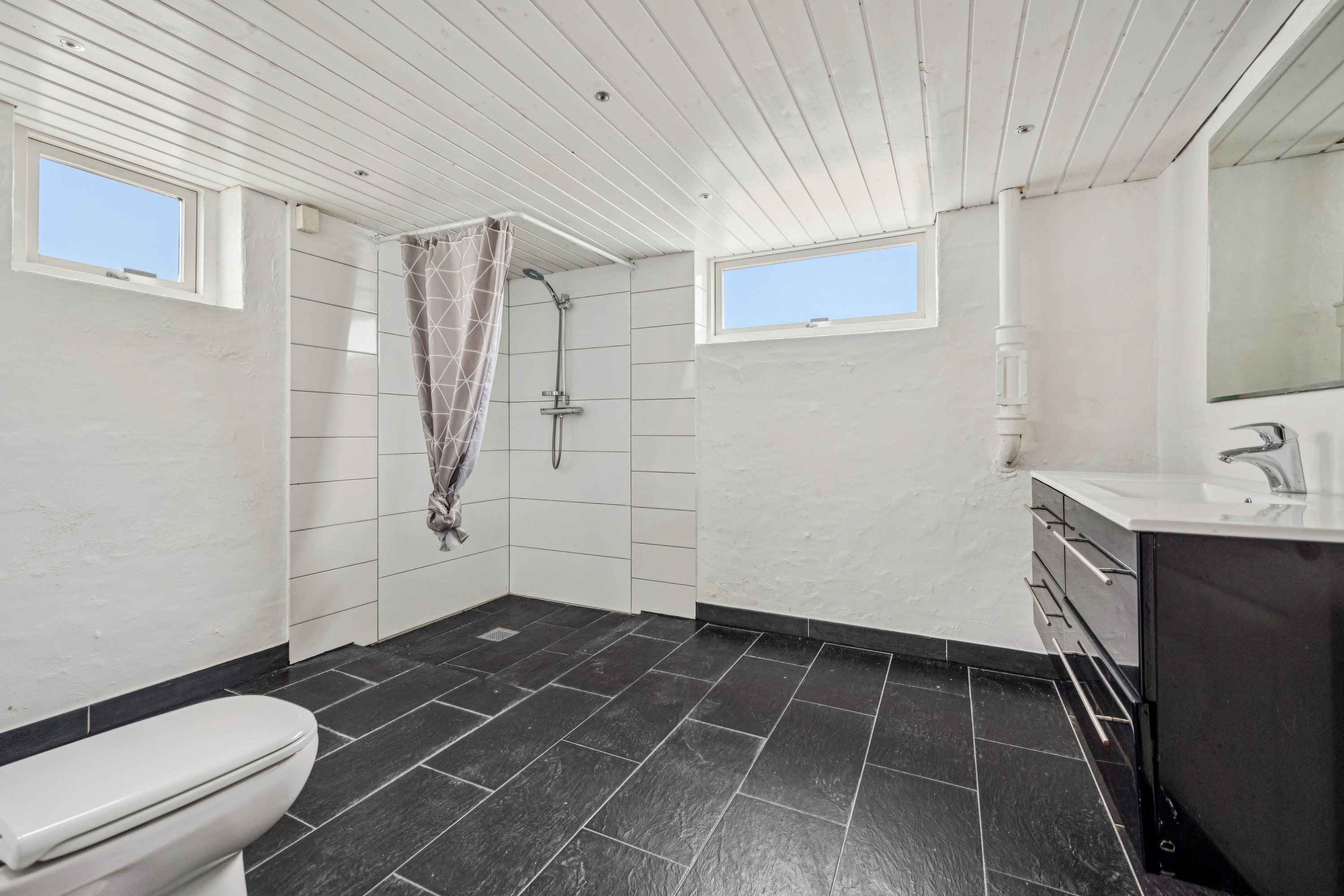 Fremhævet badeværelse billede i fuldskærmstilstand. Billede af Hølundvej 70, Øster Hassing, 9362 Gandrup