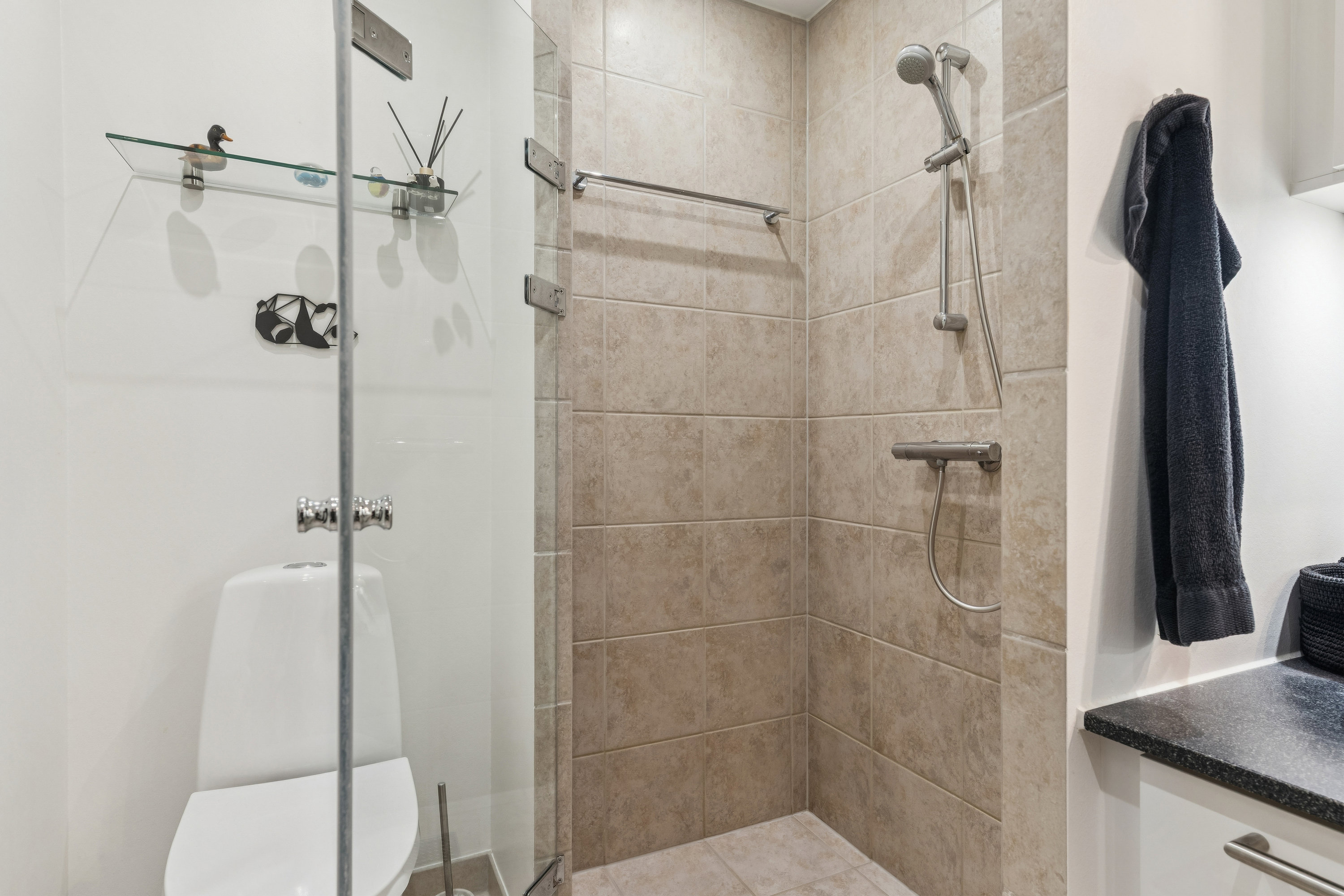 Fremhævet badeværelse billede i fuldskærmstilstand. Billede af Rørløkken 111A, 2730 Herlev