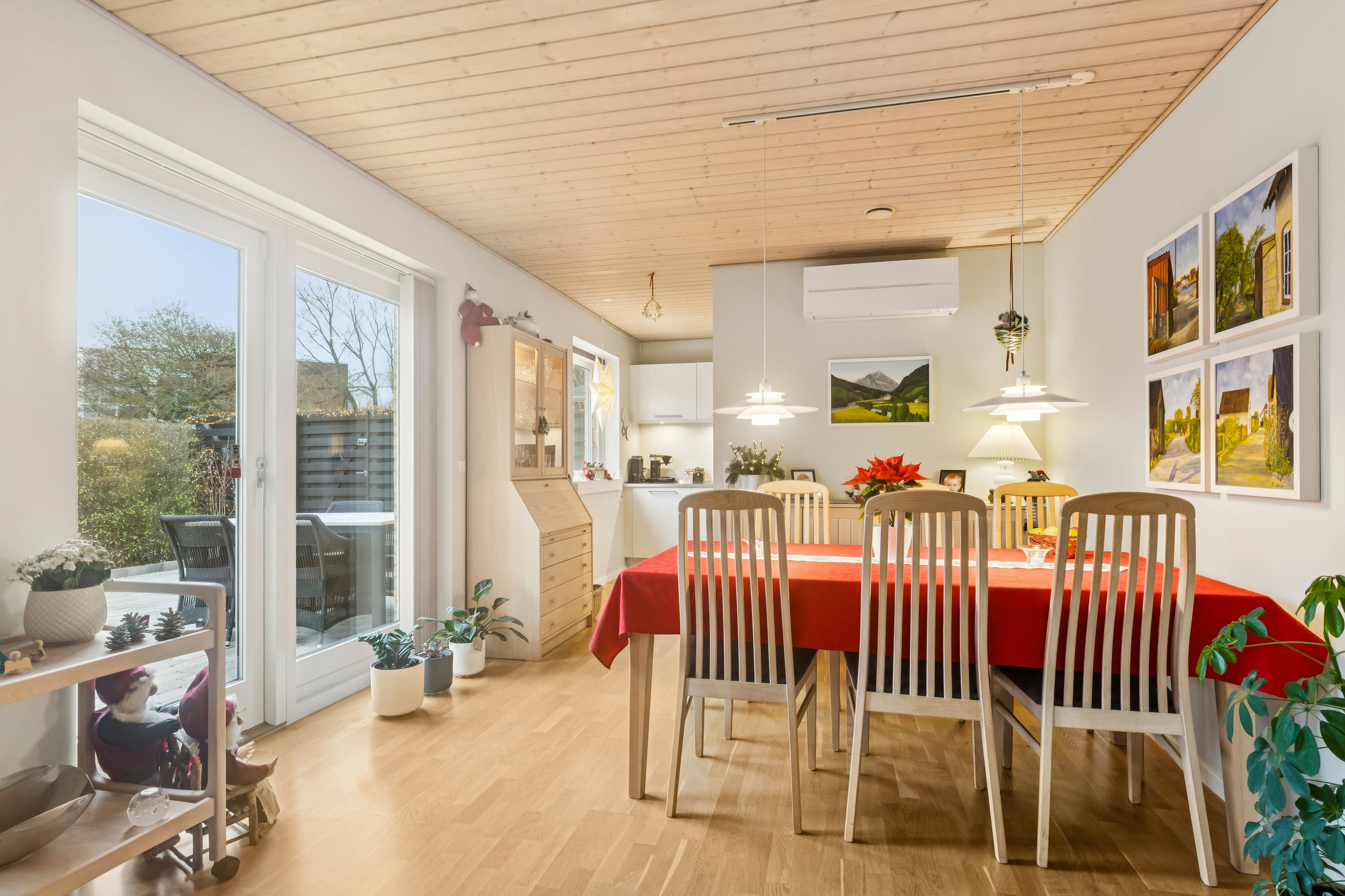 Fremhævet stue billede i fuldskærmstilstand. Billede af Rørløkken 111A, 2730 Herlev