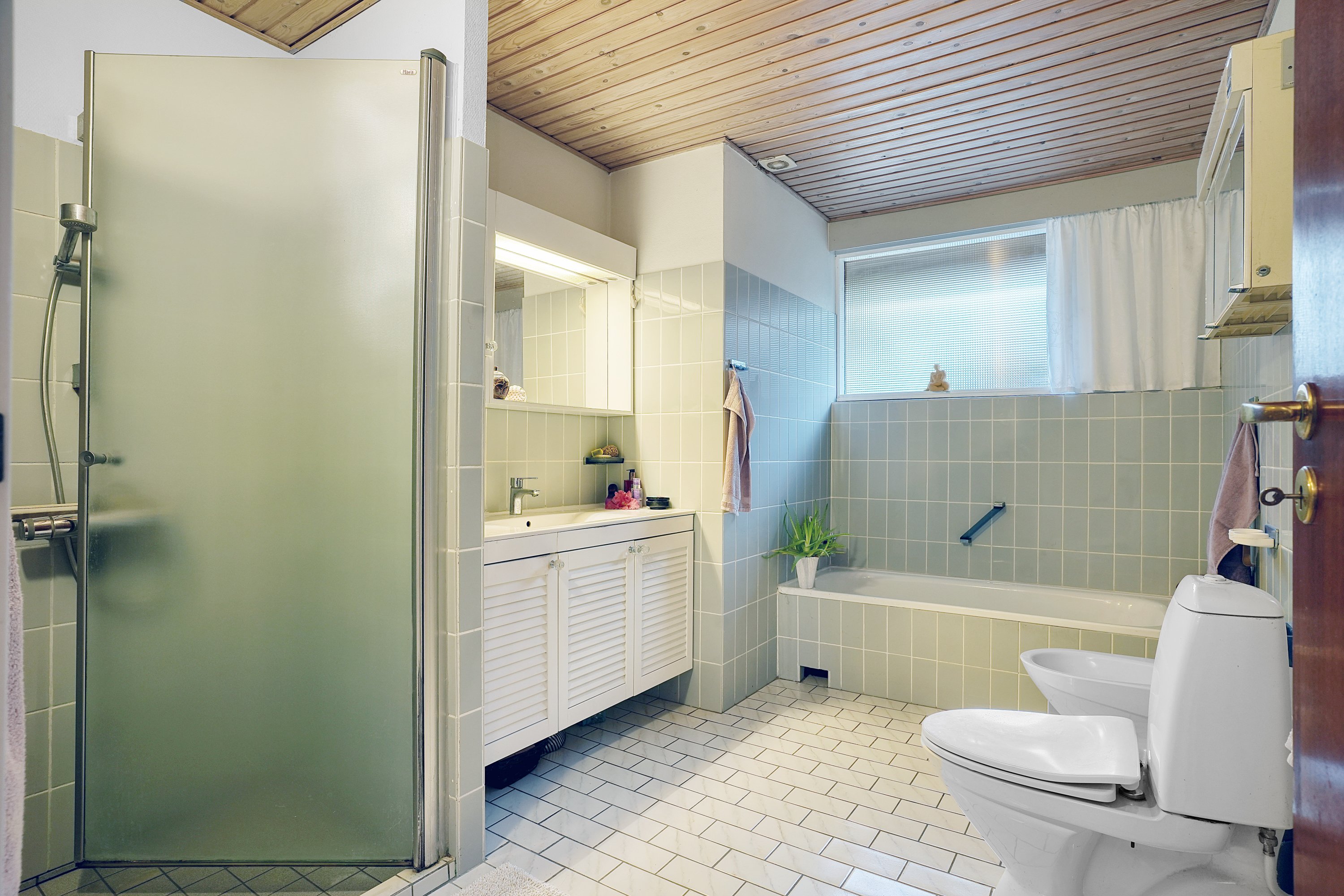 Fremhævet badeværelse billede i fuldskærmstilstand. Billede af Rytterhaven 4, 3520 Farum