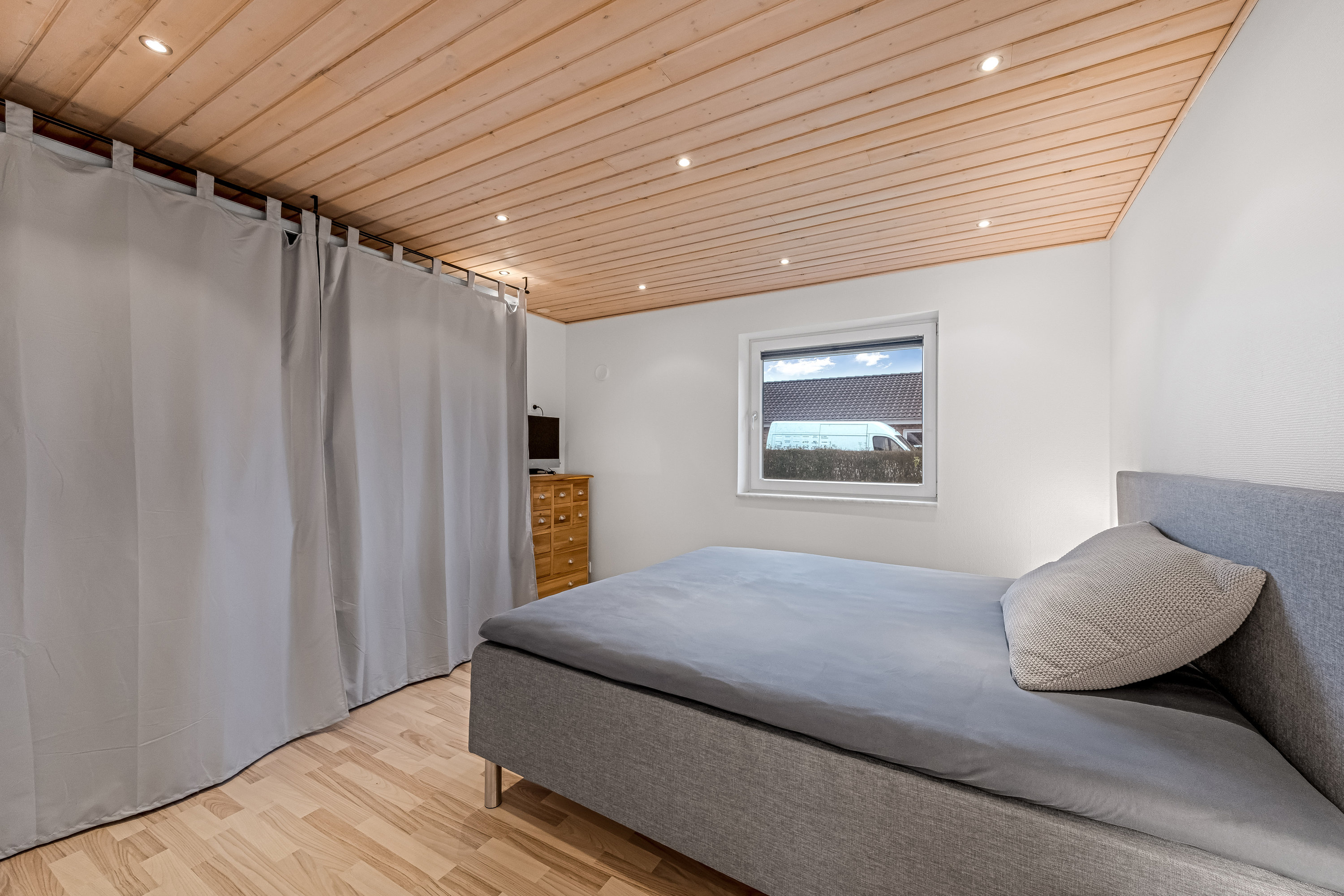 Fremhævet soveværelse billede i fuldskærmstilstand. Billede af Nørredige 4, Nr Bork, 6893 Hemmet