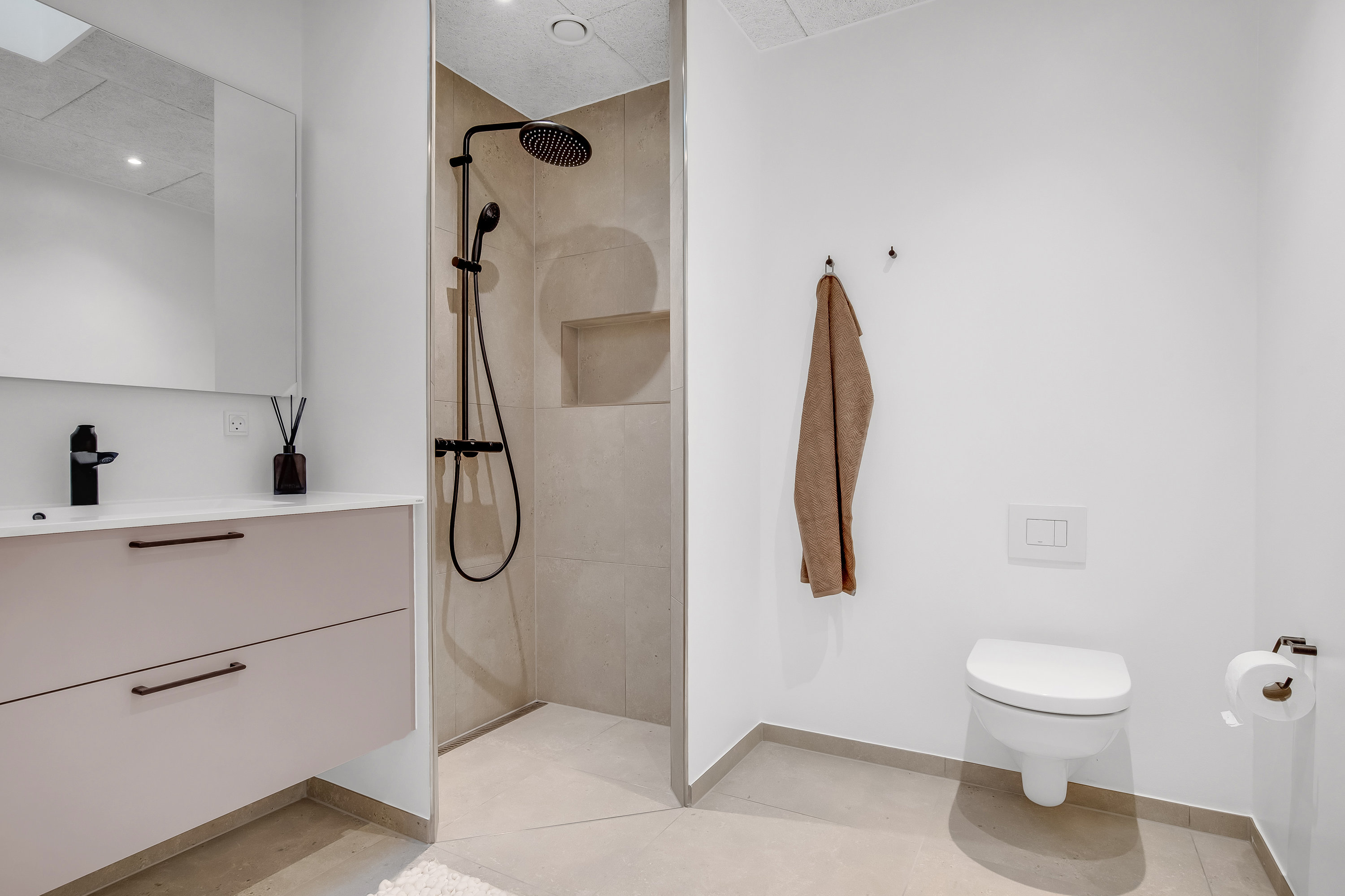 Fremhævet badeværelse billede i fuldskærmstilstand. Billede af Råbukken 12, Halgårde, 7500 Holstebro